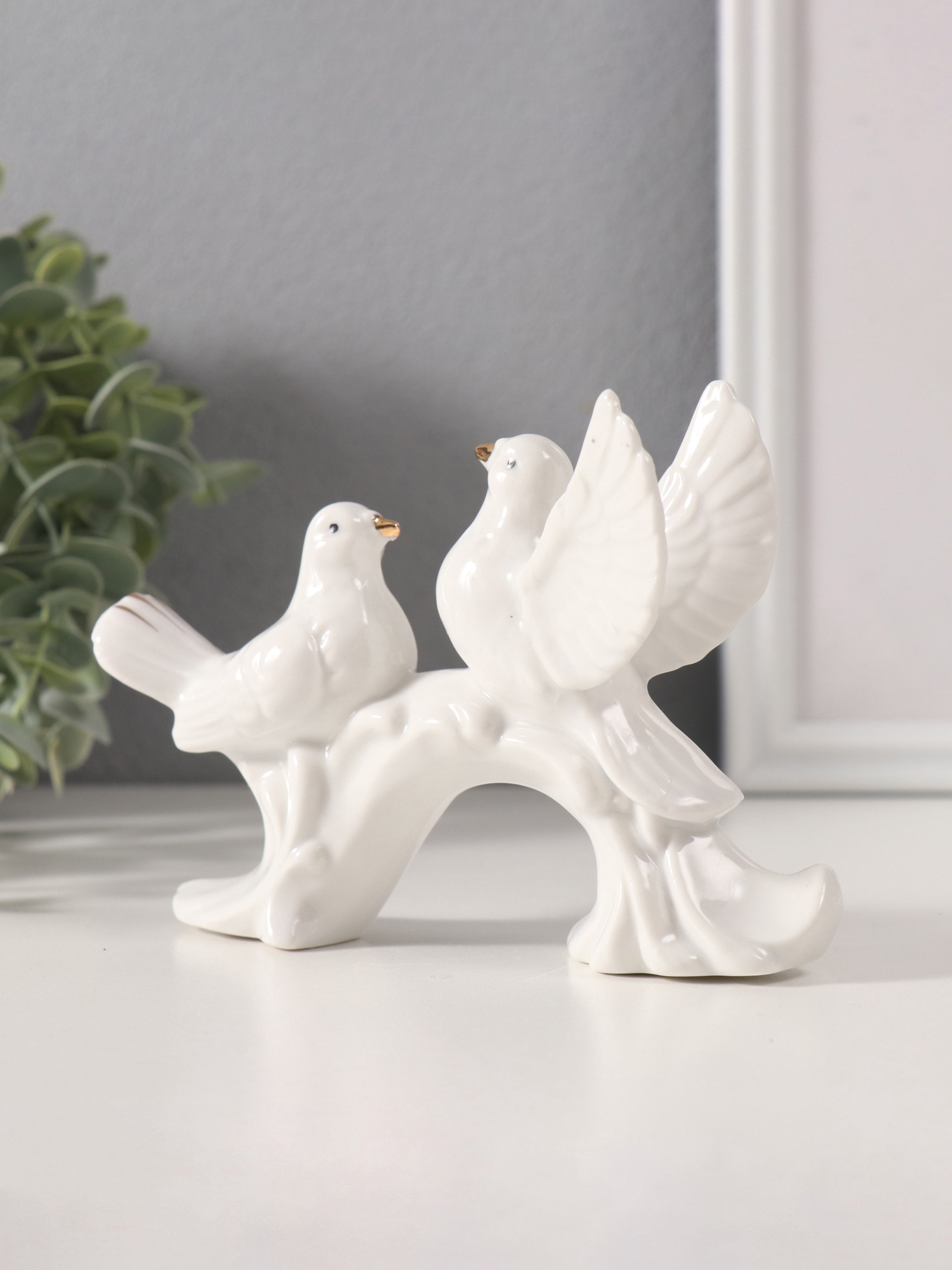 Изображение товара Сувенир керамика Белые голуби на дуге с золотом 3×12×9 см