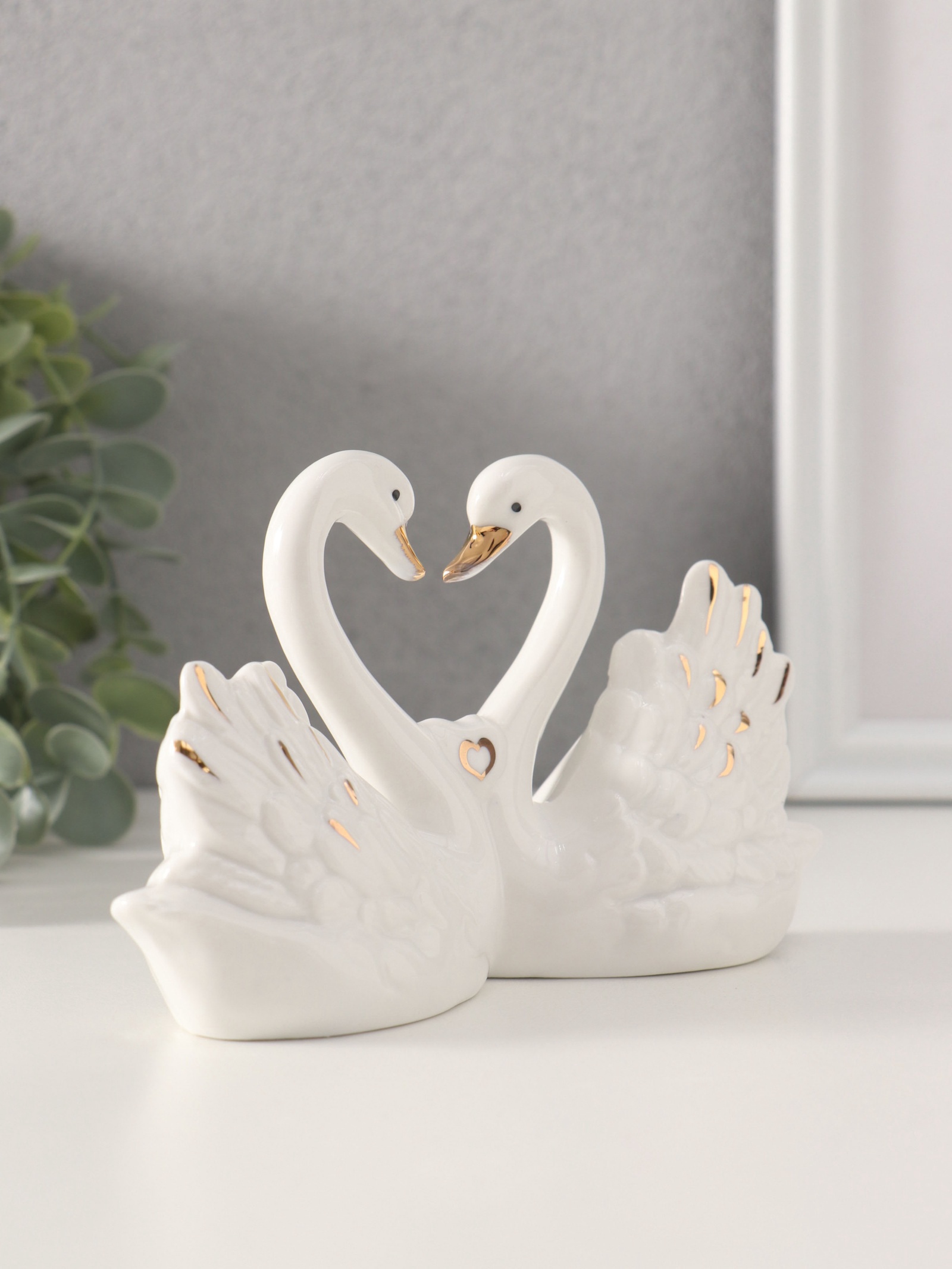 Изображение товара Сувенир керамика Белые лебеди с маленьким сердечком с золотом 4х15х9 см 10495308