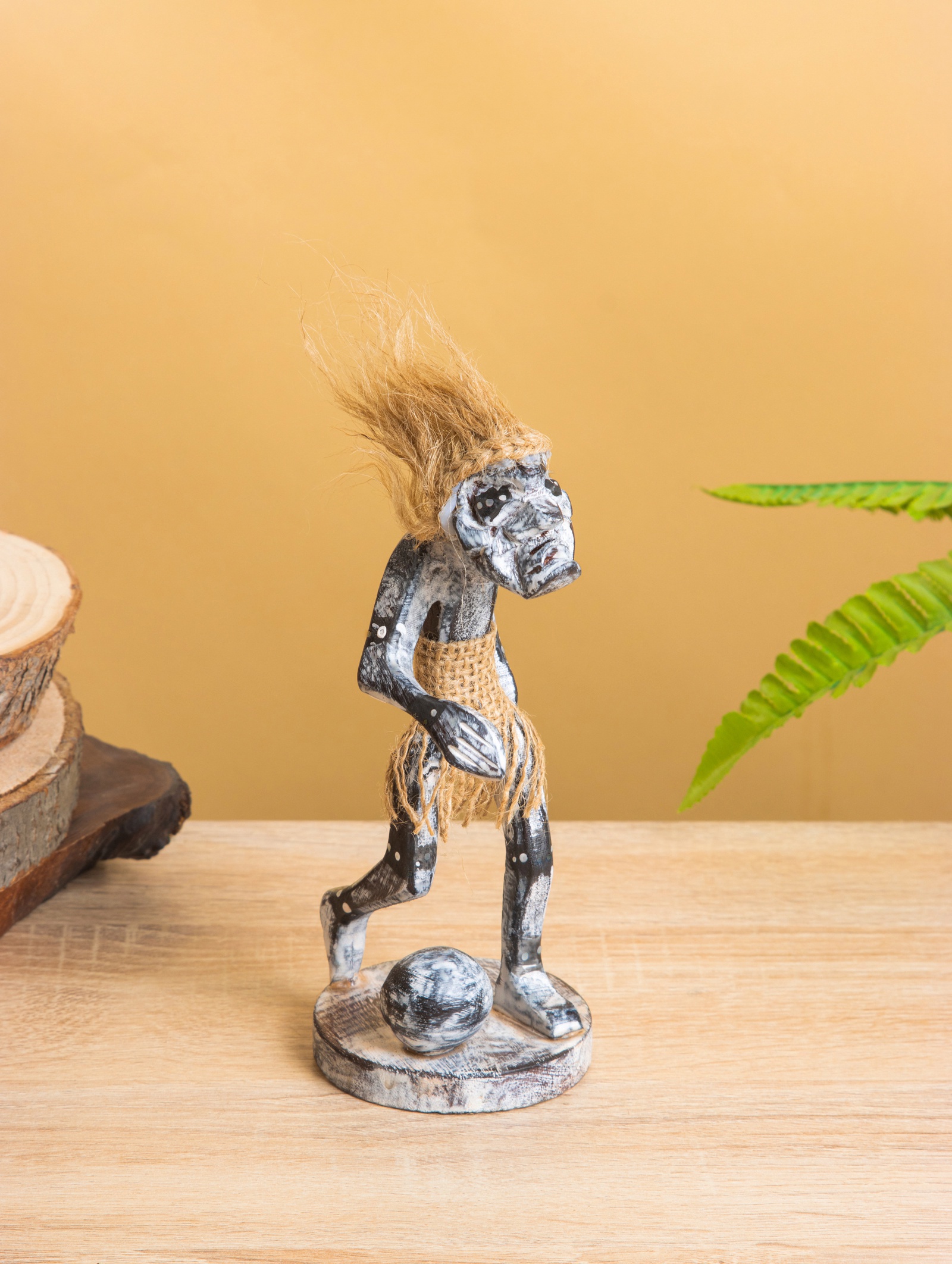 Изображение товара Сувенир Абориген с мячом из дерева 9x8x17 см