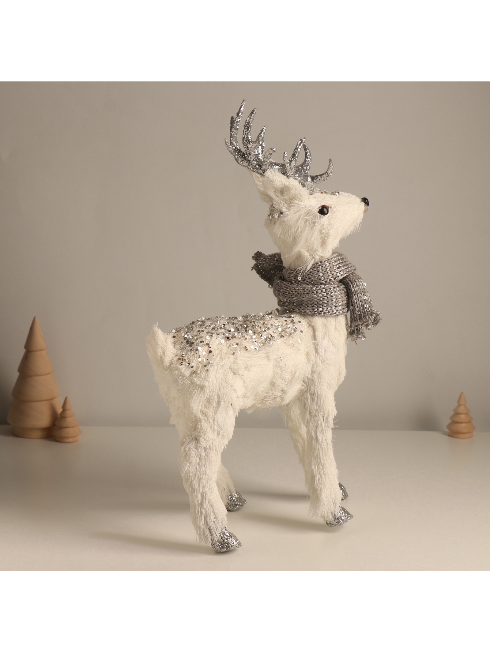 Изображение товара Декор Белый олень с блёстками в шарфике 23х10х38 см 10326083