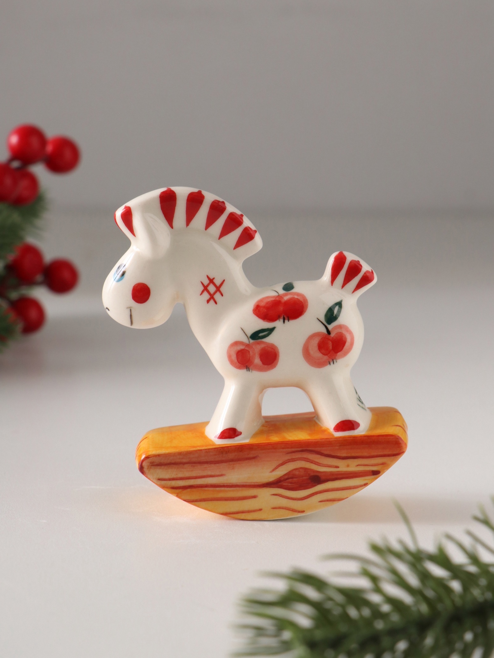 Изображение товара Лошадиная качалка из фарфора 8 см — Лошадка с яблоком