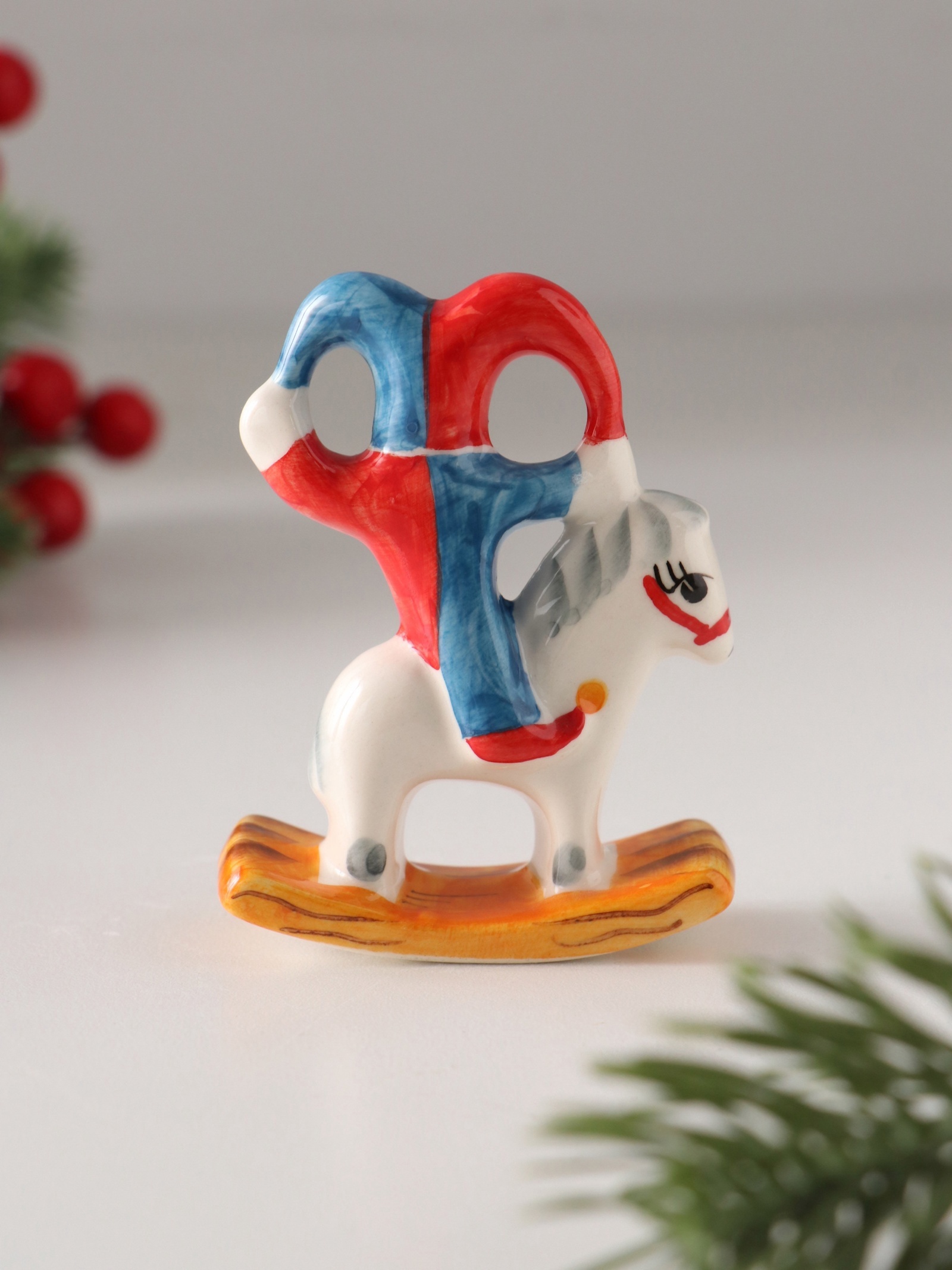 Изображение товара Качалка фарфоровая Шут на коне 9 см 10878792