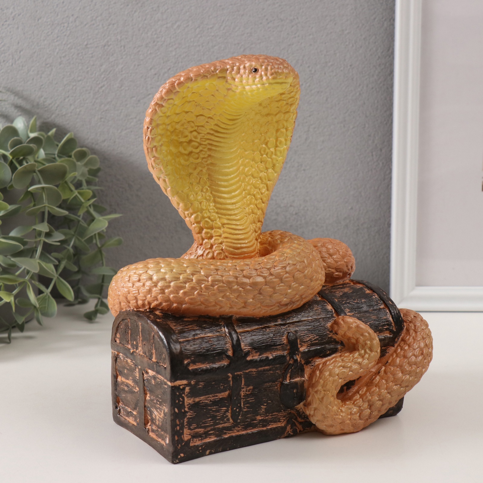 Изображение товара Новогодняя фигурка Кобра на сундуке янтарная 20×17×12 см