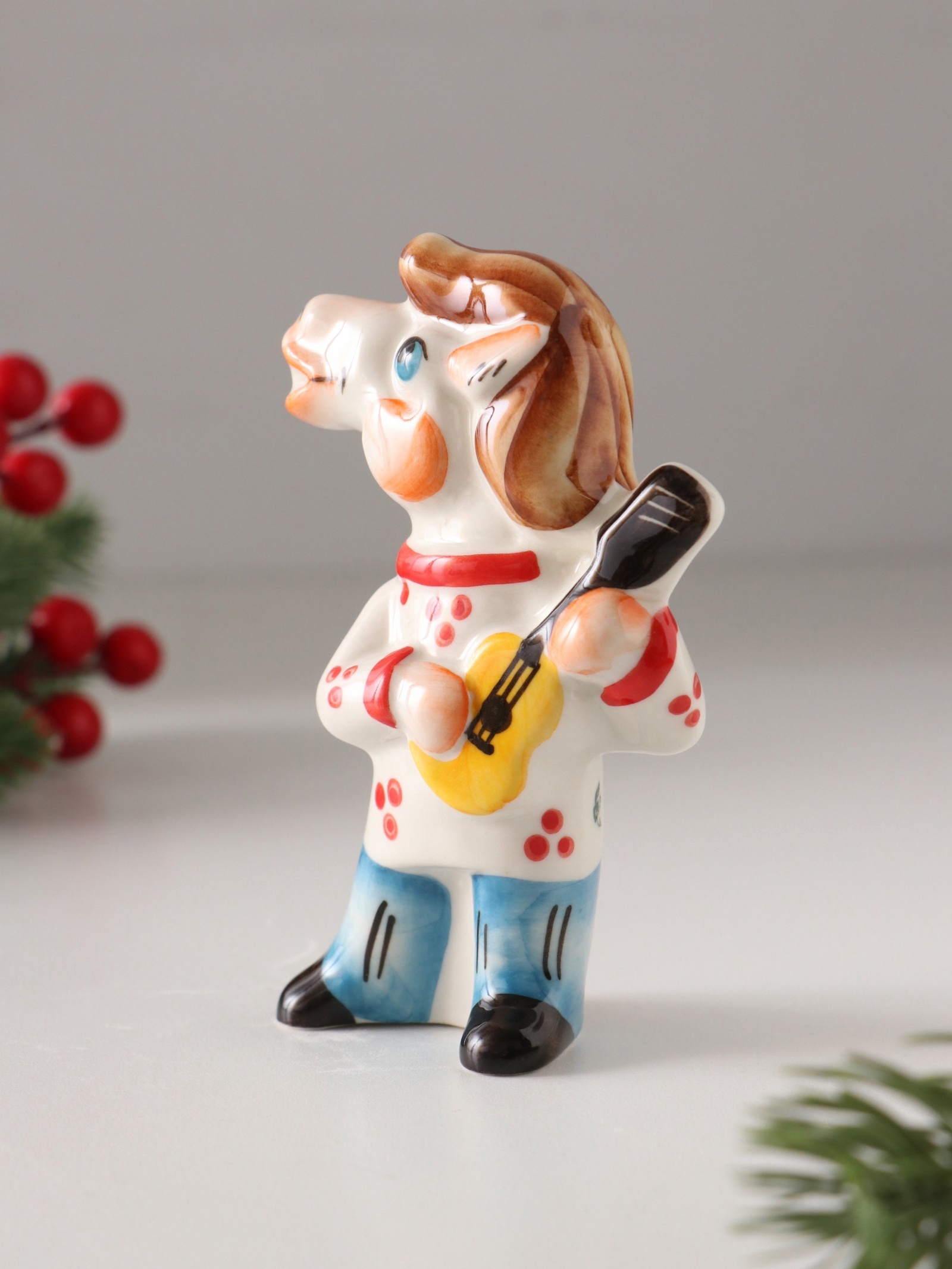 Изображение товара Статуэтка фарфоровая Конь Цыган с гитарой 11 см 10878798