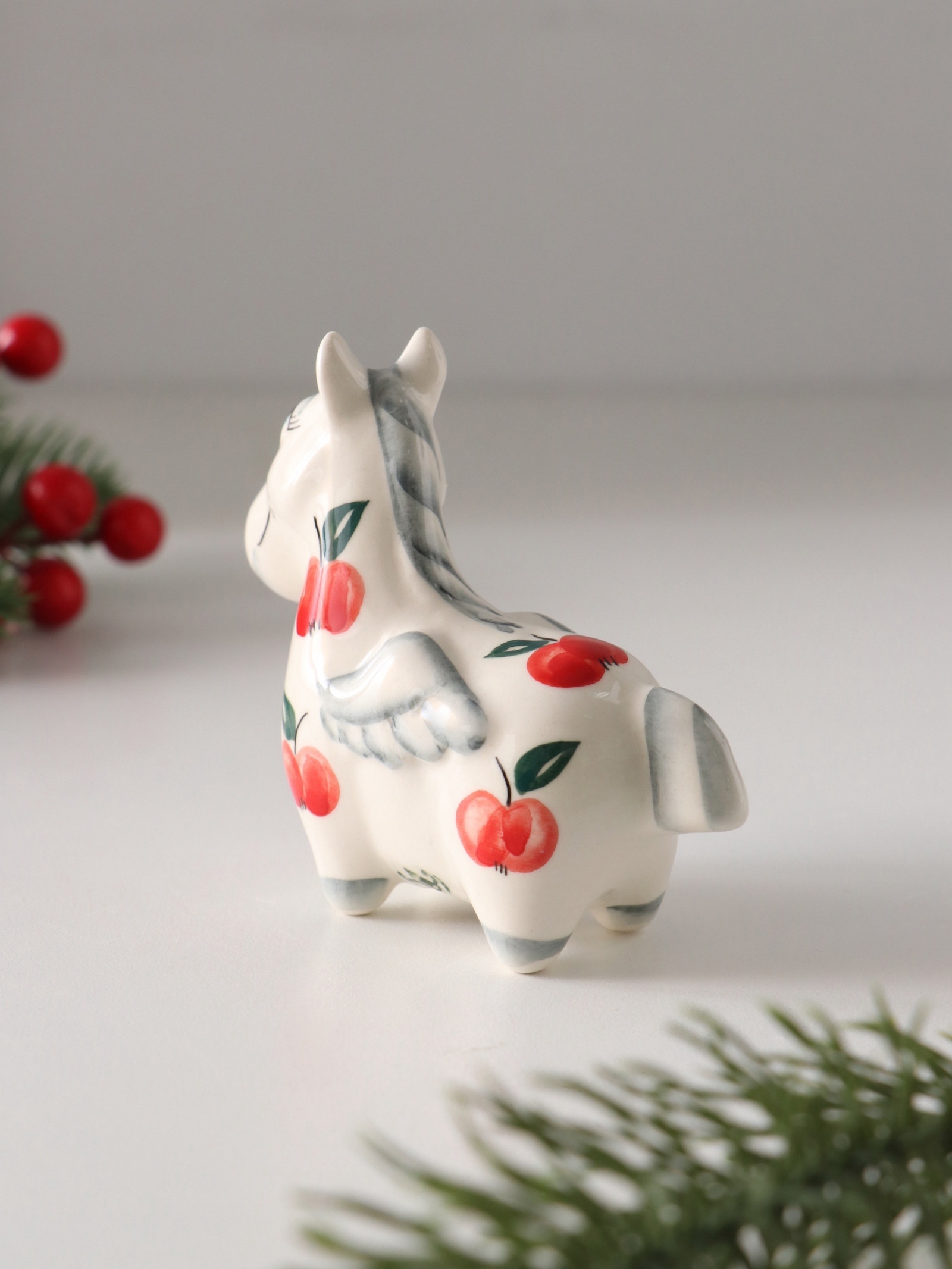 Изображение товара Фарфоровая статуэтка Лошадь Пегас /красное яблоко/ 8 см