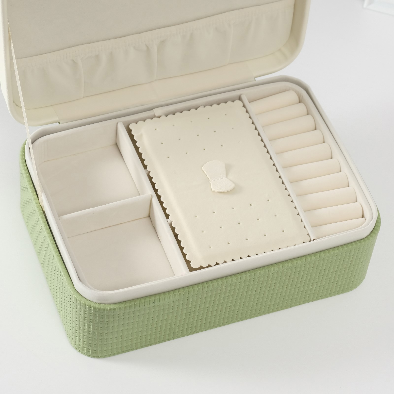 Изображение товара Шкатулка кожзам Бантик бело-зелёная 17x23,5x10 см