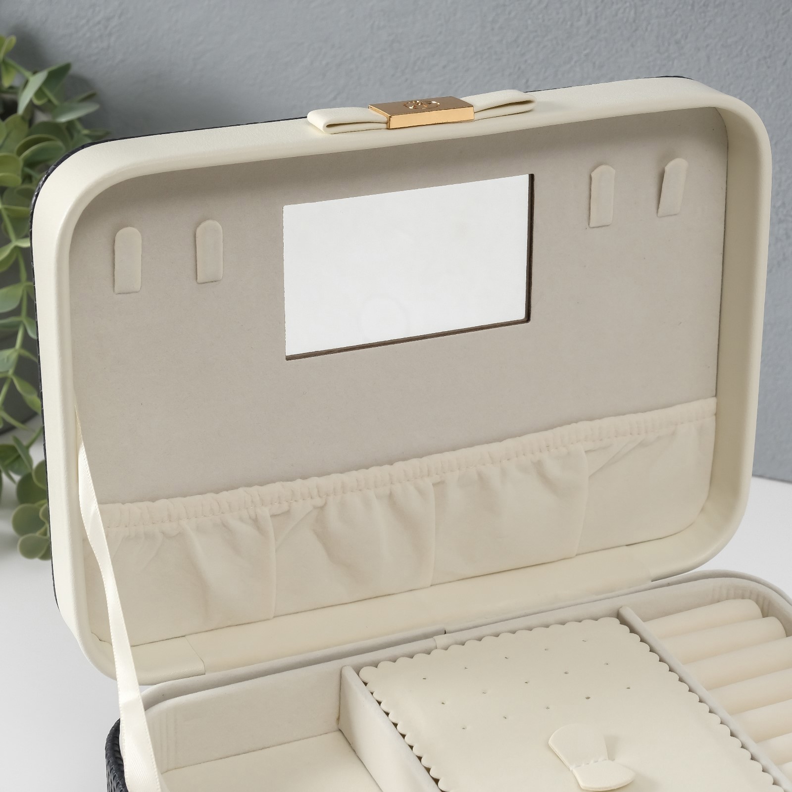 Изображение товара Шкатулка кожзам для украшений Бантик бело-чёрная 17х235х10 см 10524169