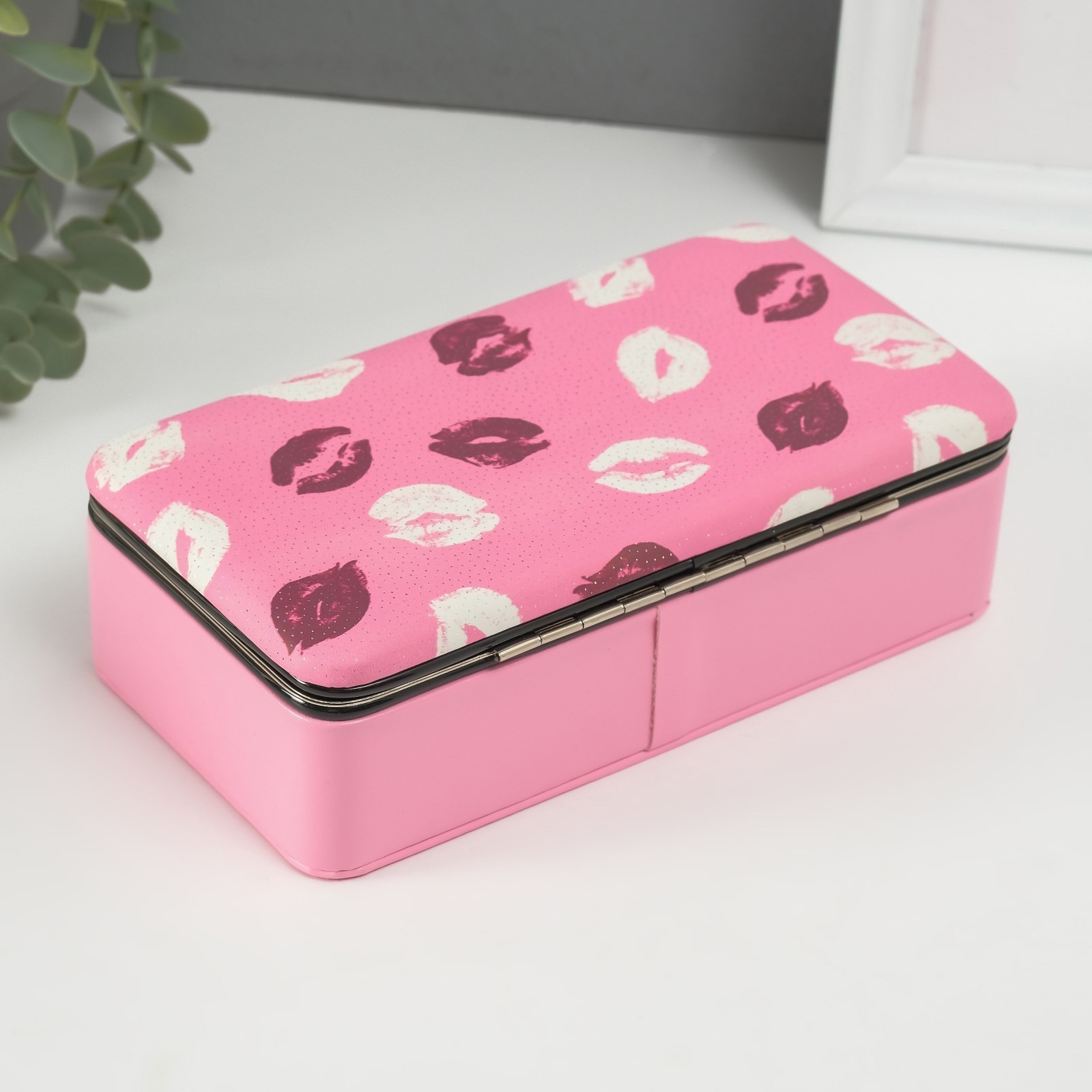 Изображение товара Шкатулка кожзам для украшений Поцелуи розовая 10х18х6 см 10527709