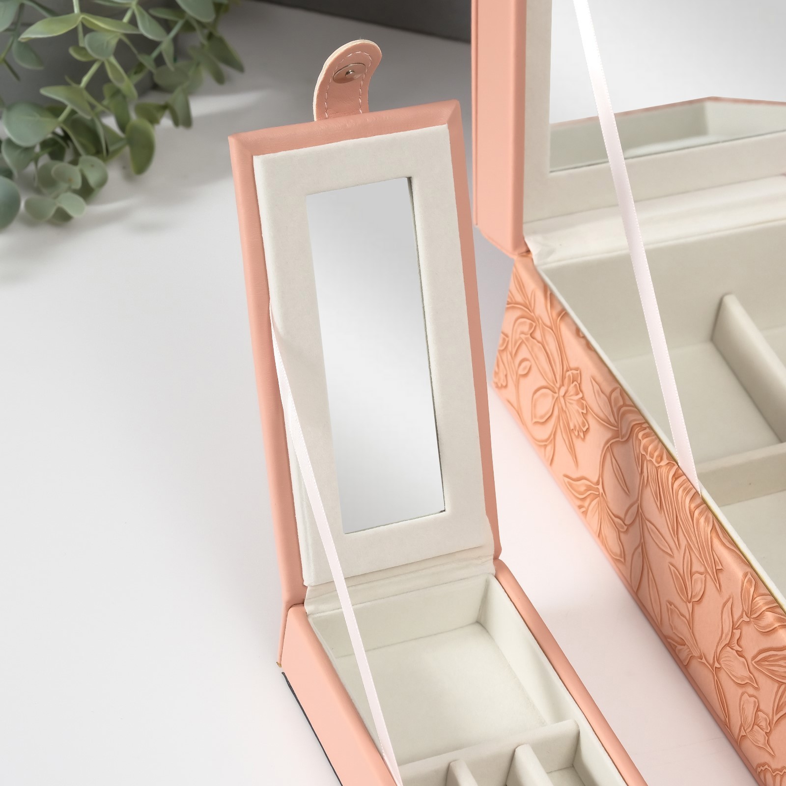 Изображение товара Шкатулка кожзам для украшений Цветы тиснение розовая 25х25х8 см 10524186