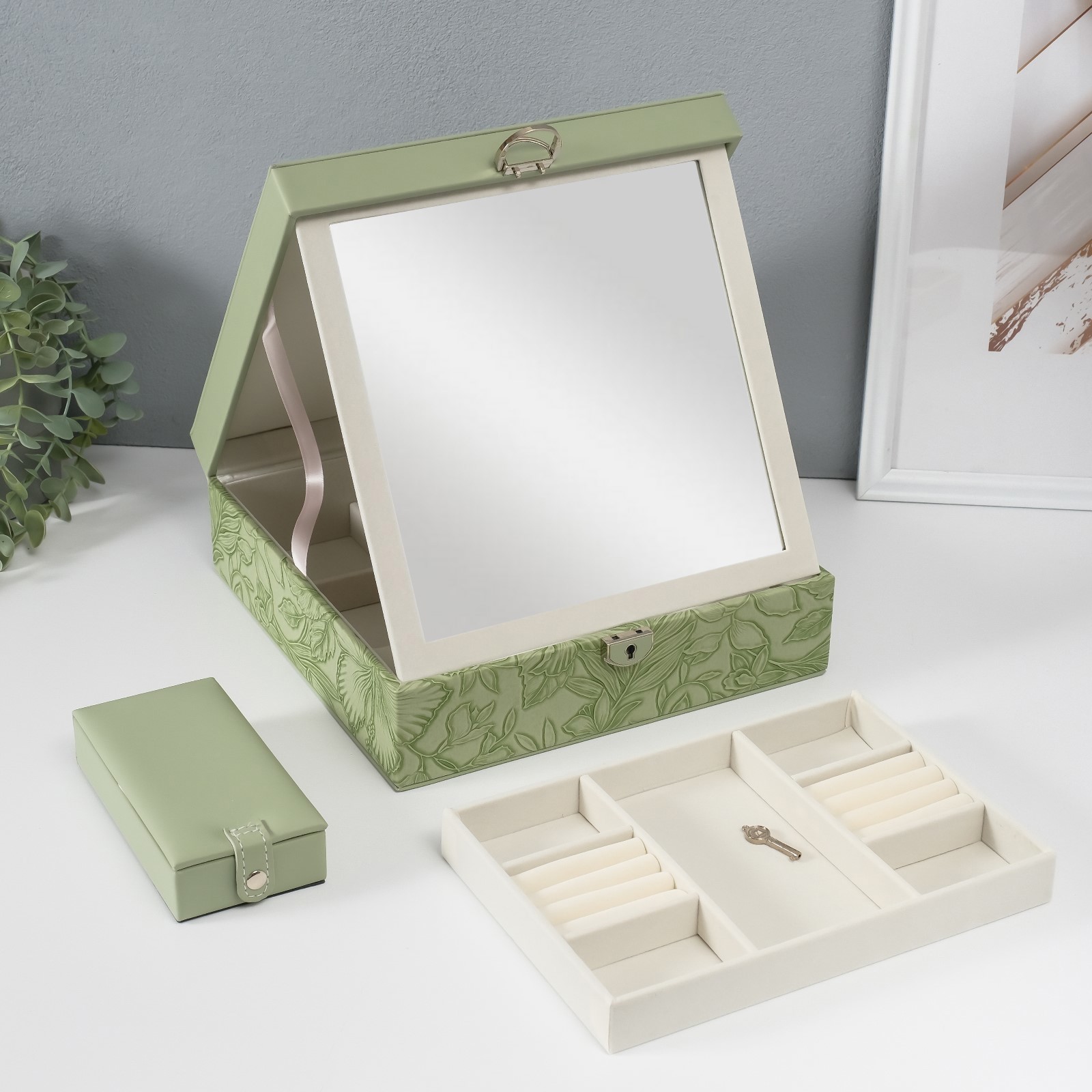 Изображение товара Шкатулка кожзам для украшений Цветы тиснение серо-зелёная 25х25х8 см 10524187