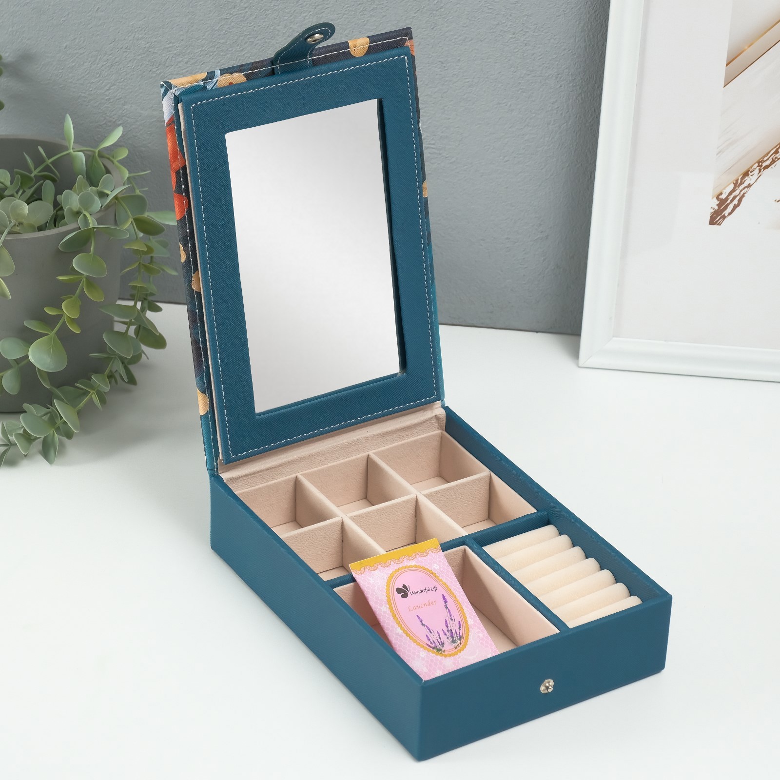 Изображение товара Шкатулка кожзам для украшений с зеркалом «Девушка со шпицем»