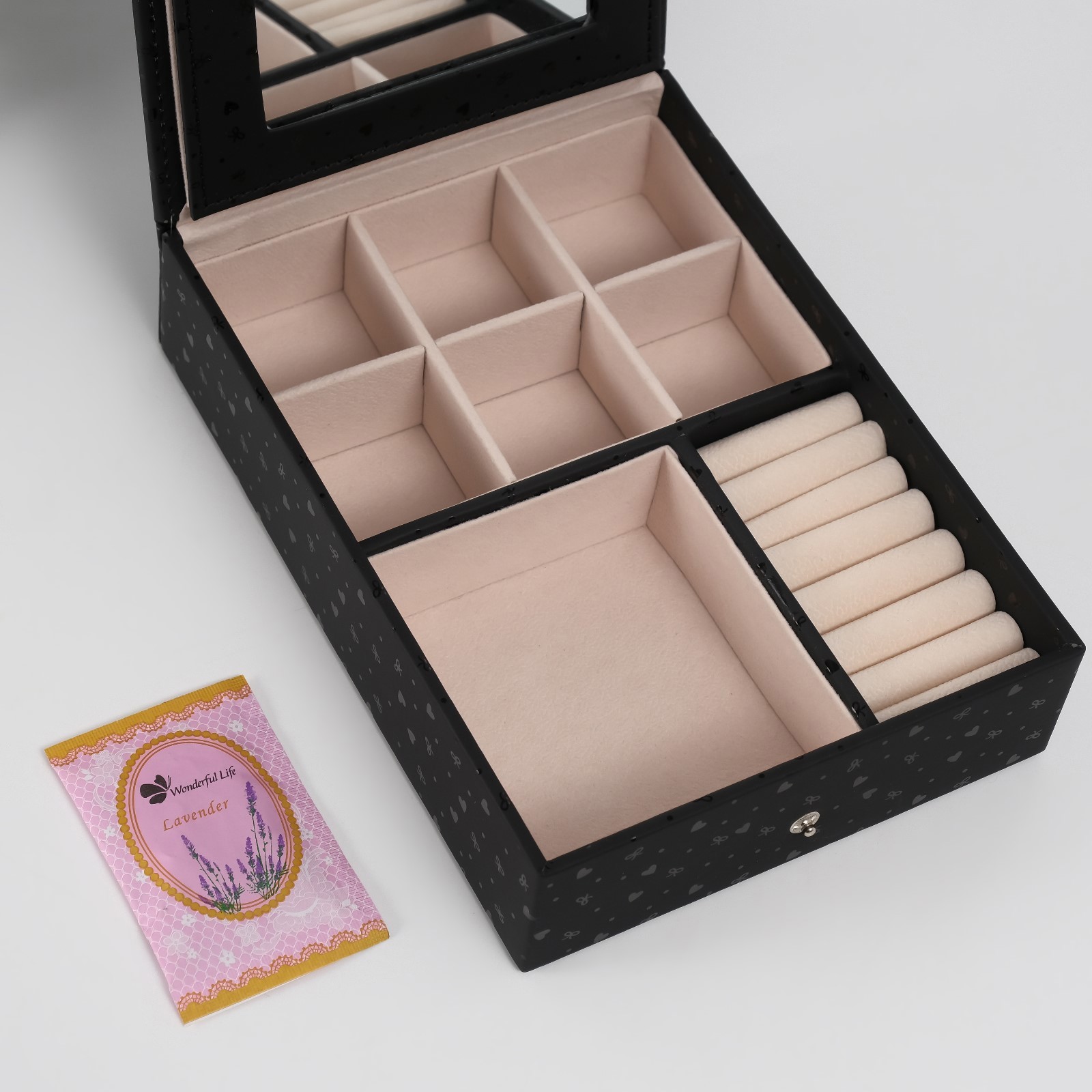 Изображение товара Шкатулка кожзам для украшений с зеркалом Сердечки чёрная матовая тиснение 15х215х55 см 1052445