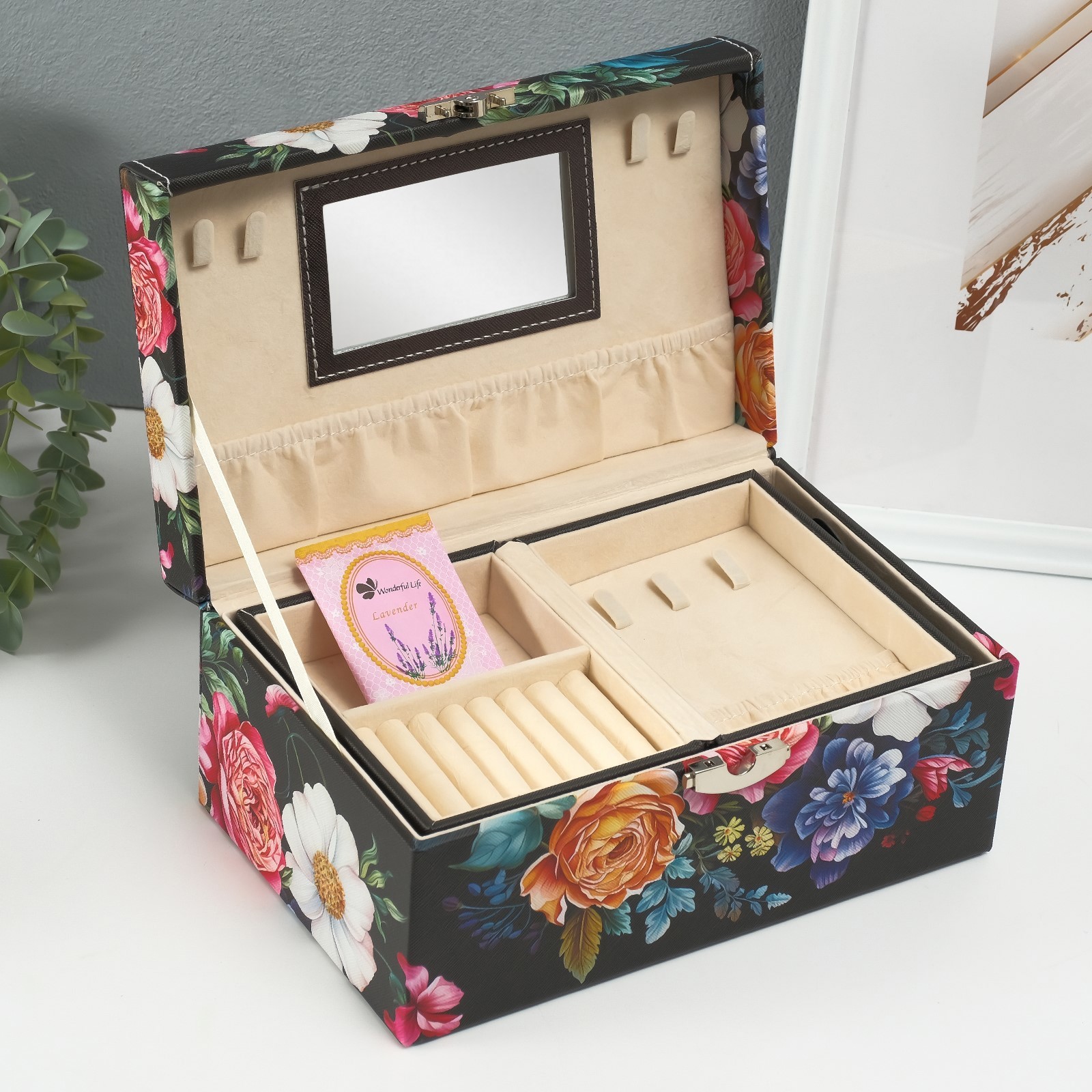 Изображение товара Шкатулка кожзам для украшений сундук Винтажный букет на чёрном 24х15х12 см 10524478