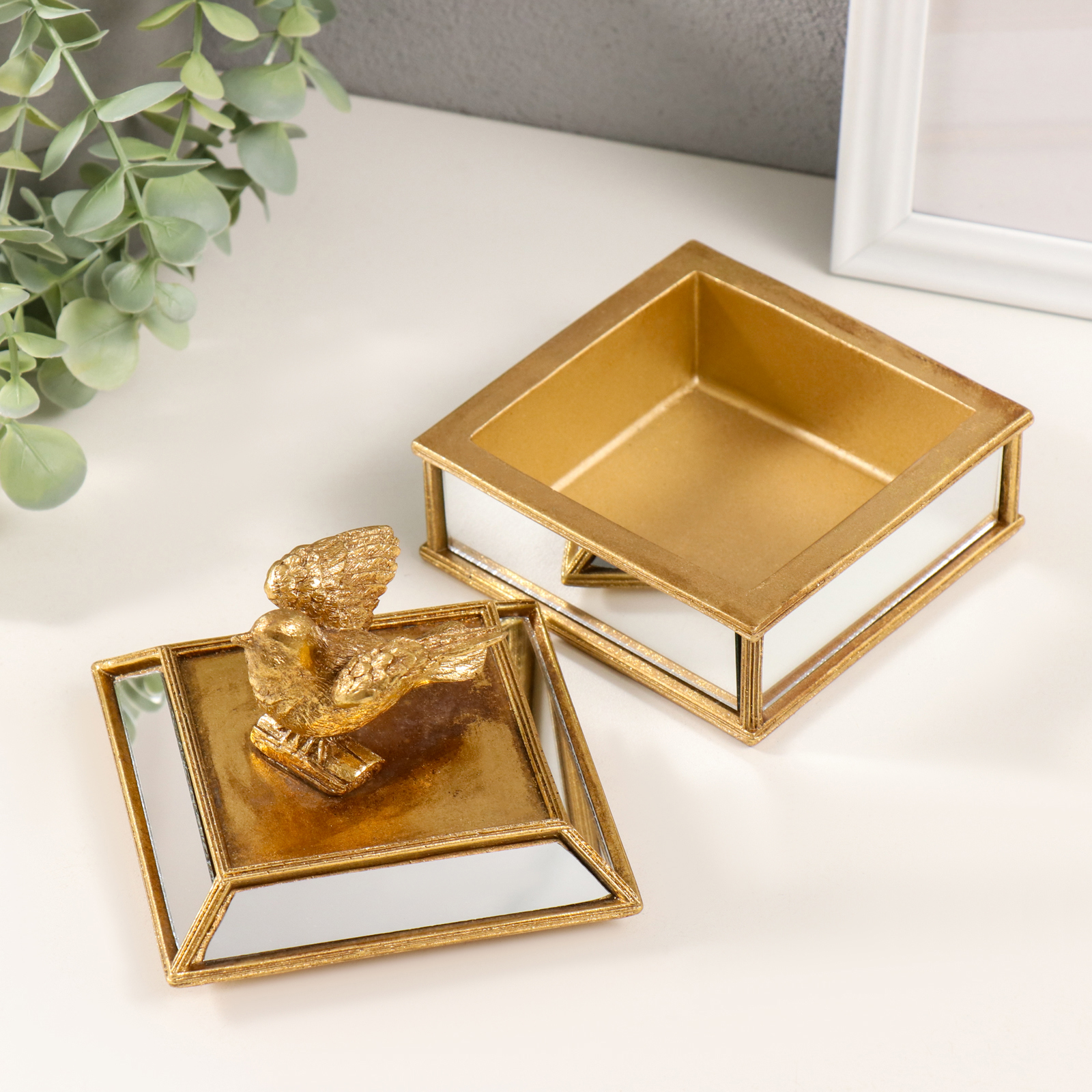 Изображение товара Шкатулка Золотая птичка из полистоуна, зеркальная, 10,5×10,5×10 см