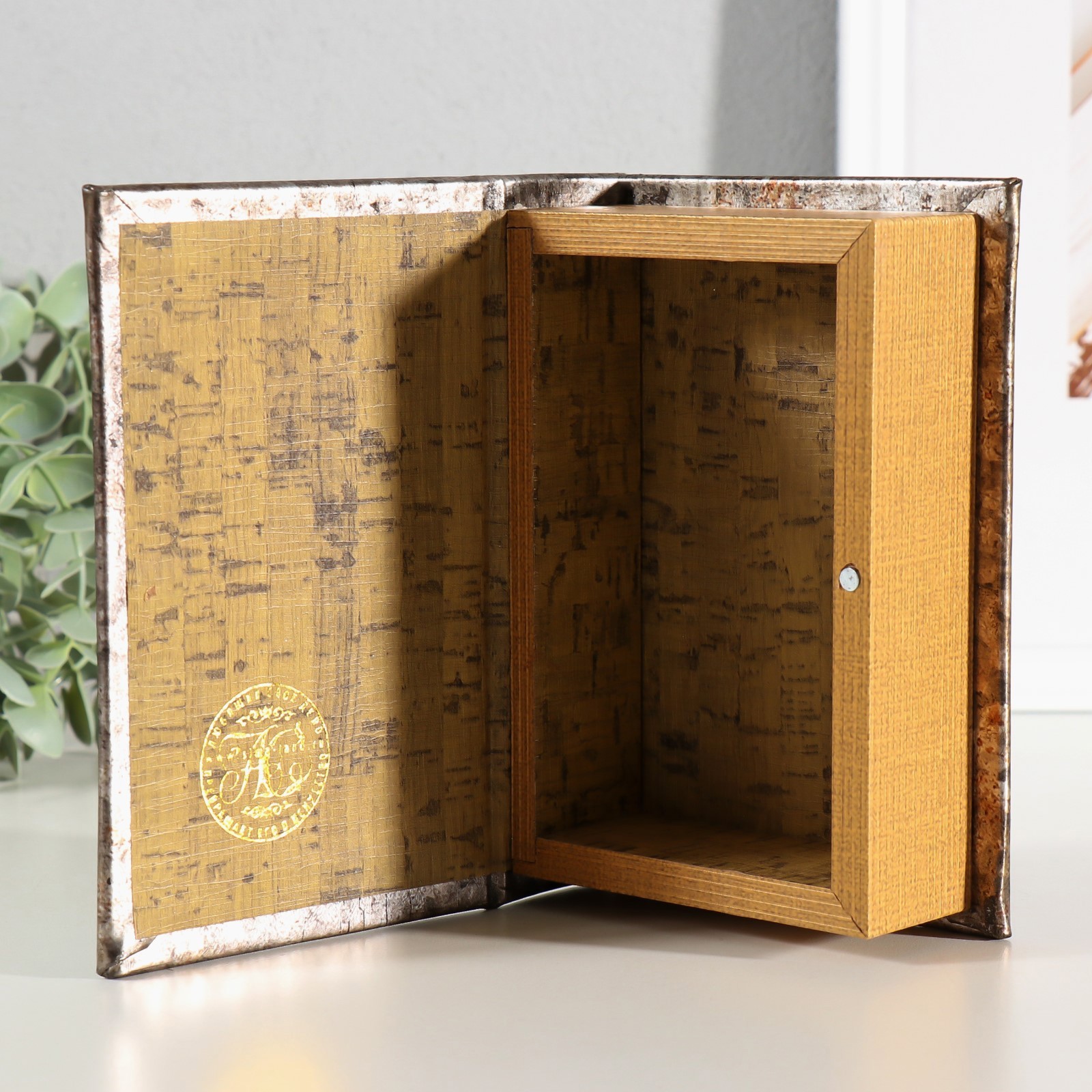 Изображение товара Шкатулка-книга дерево кожзам Перо и чернильница тиснение под металл 165х112х5 см 10325767