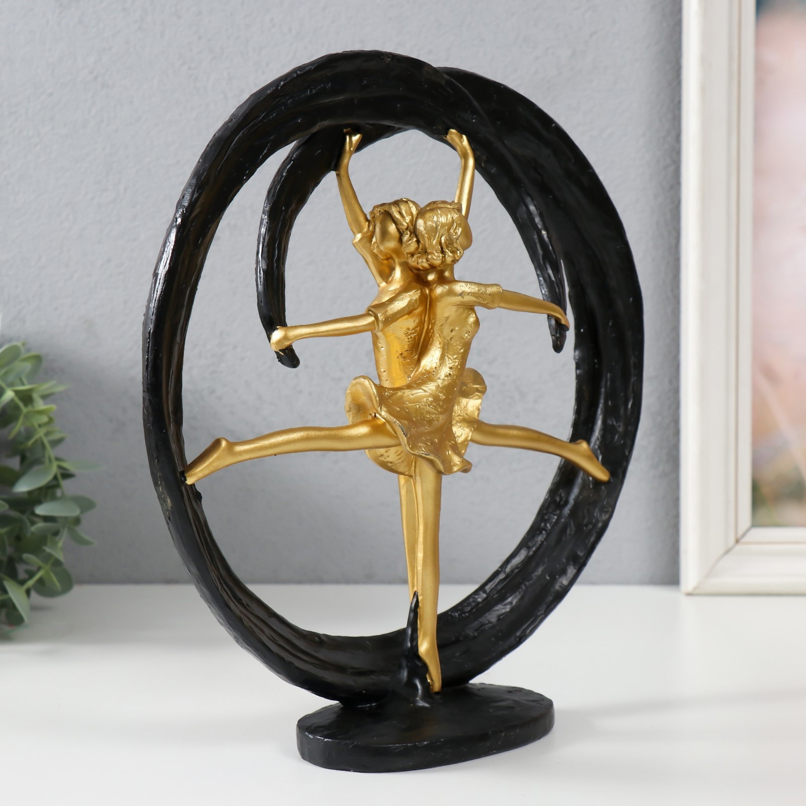 Изображение товара Сувенир абстракция. Человек на книгах — белый с серебром