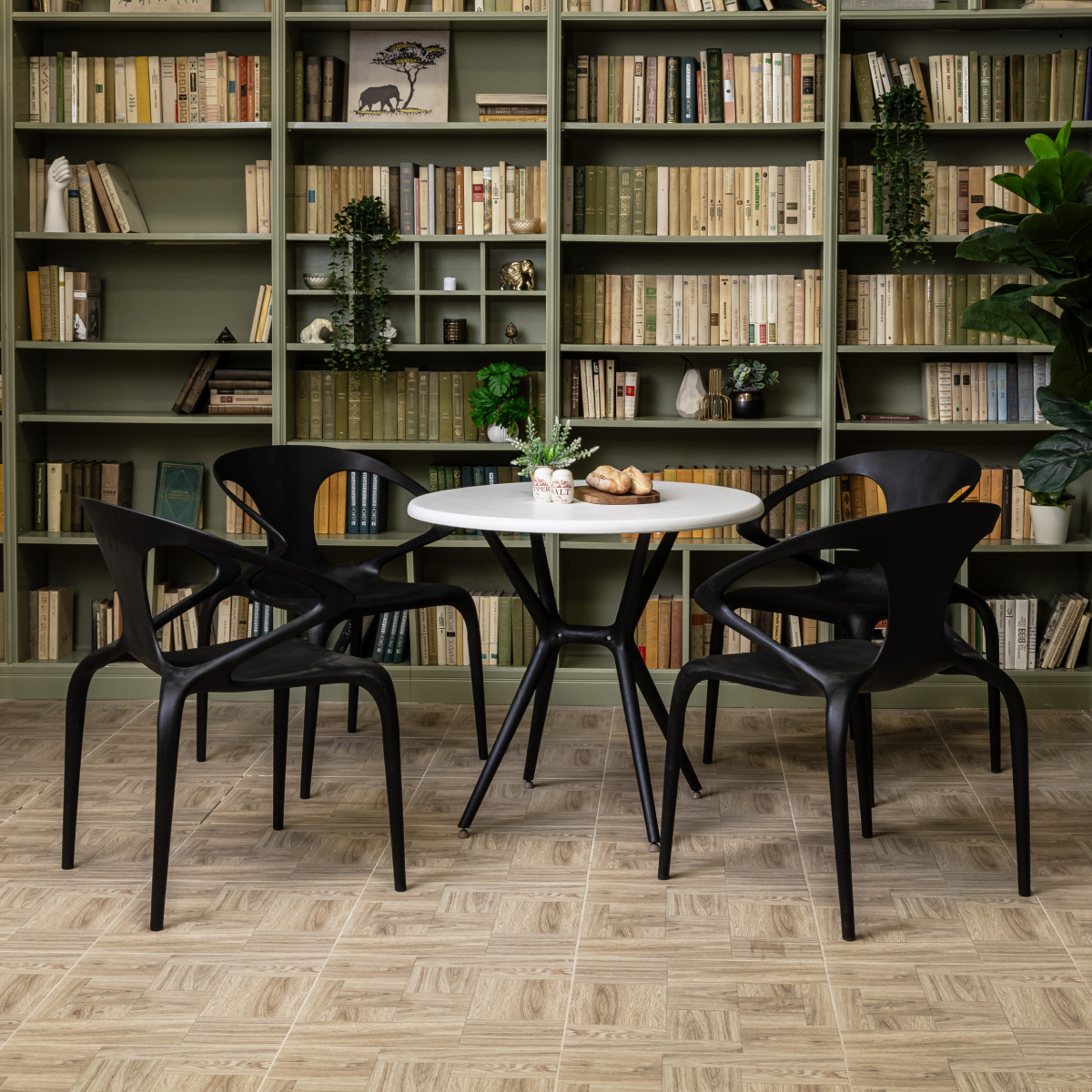 Изображение товара Комплект садовой мебели Royal Family TOM + MAY пластик стол 4 стула черно-белый/черный