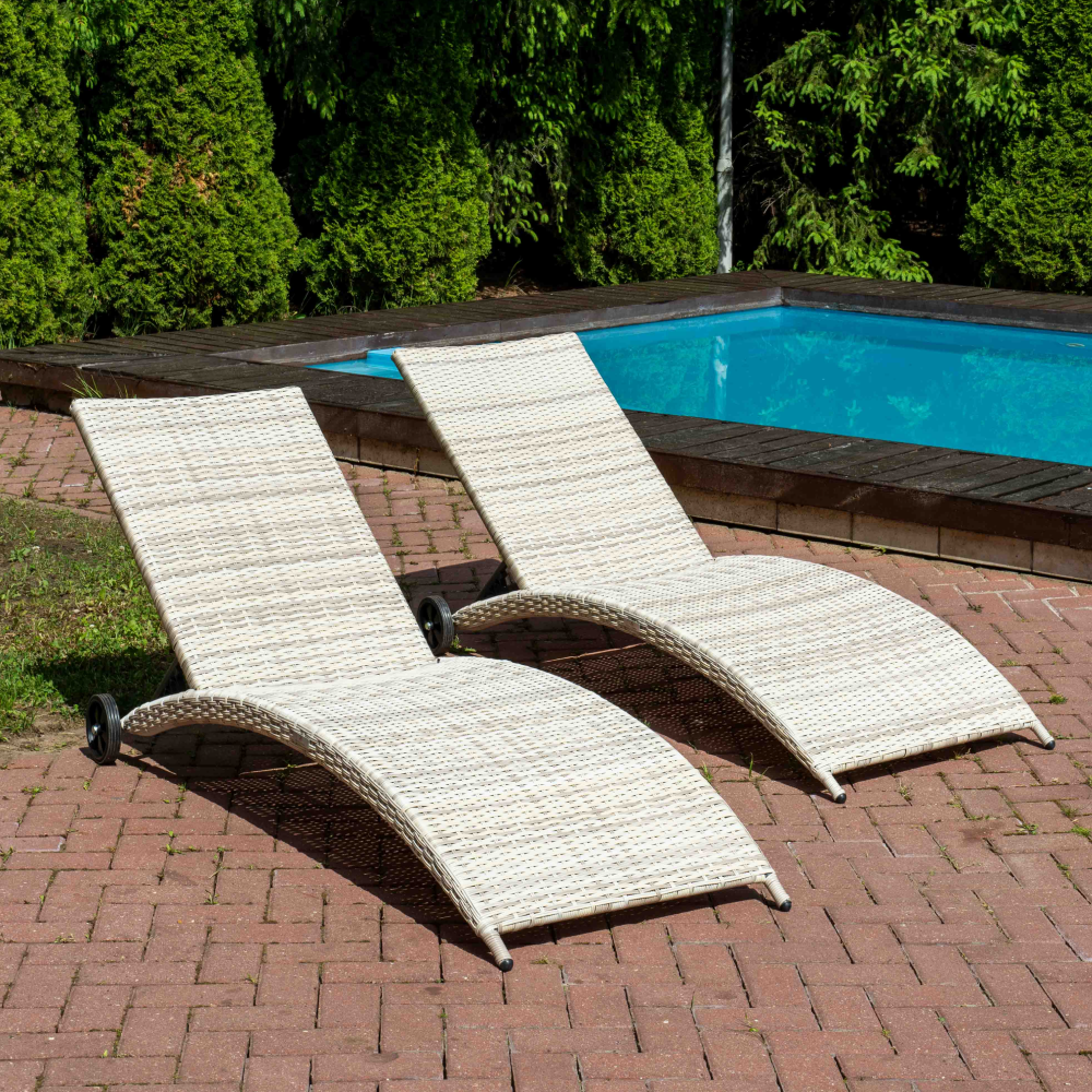 Изображение товара Стильный комплект шезлонгов AGATA бежевых без матраса из искусственного ротанга