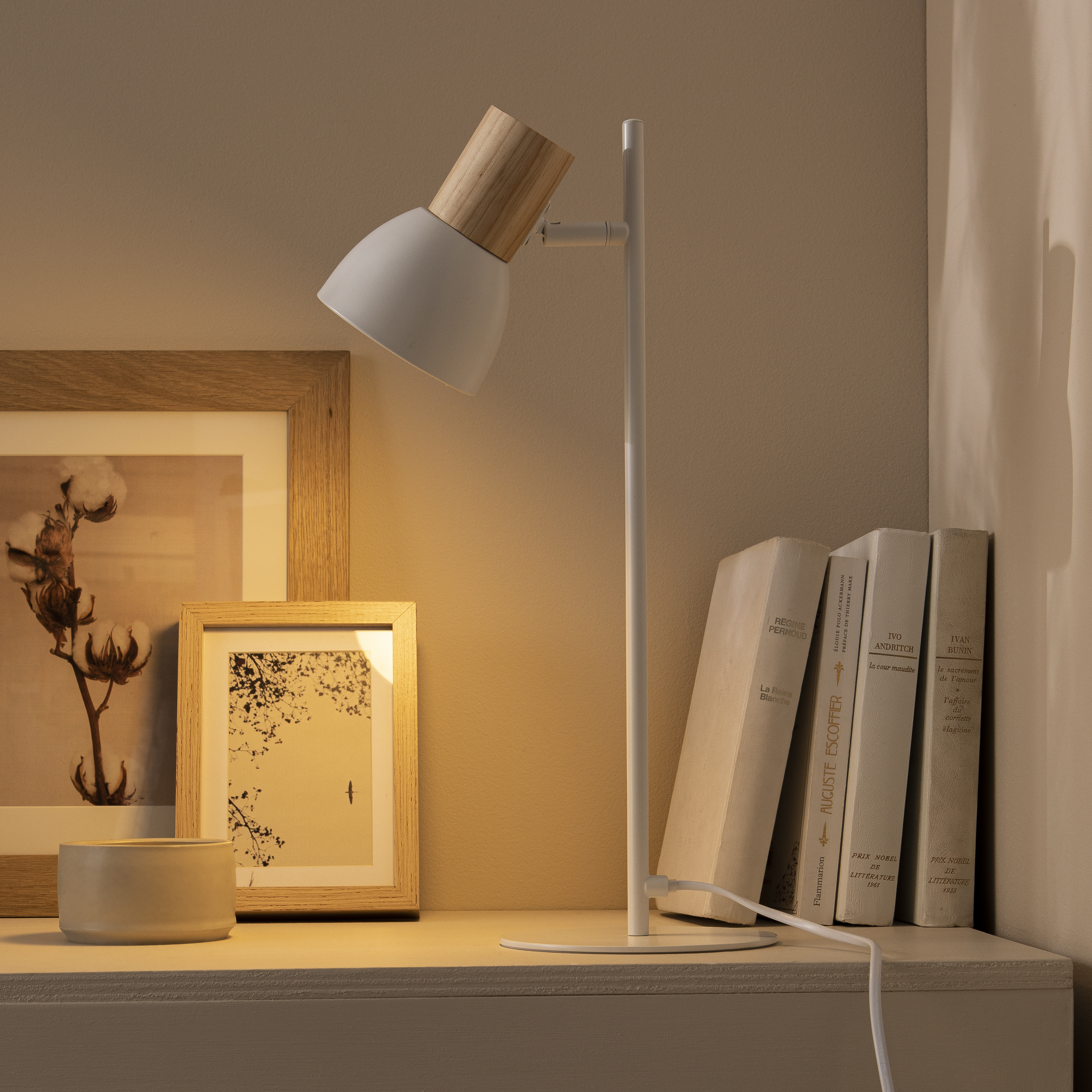 Изображение товара Настольная лампа Inspire Venosa белый с регулируемым плафоном и металлическим основанием