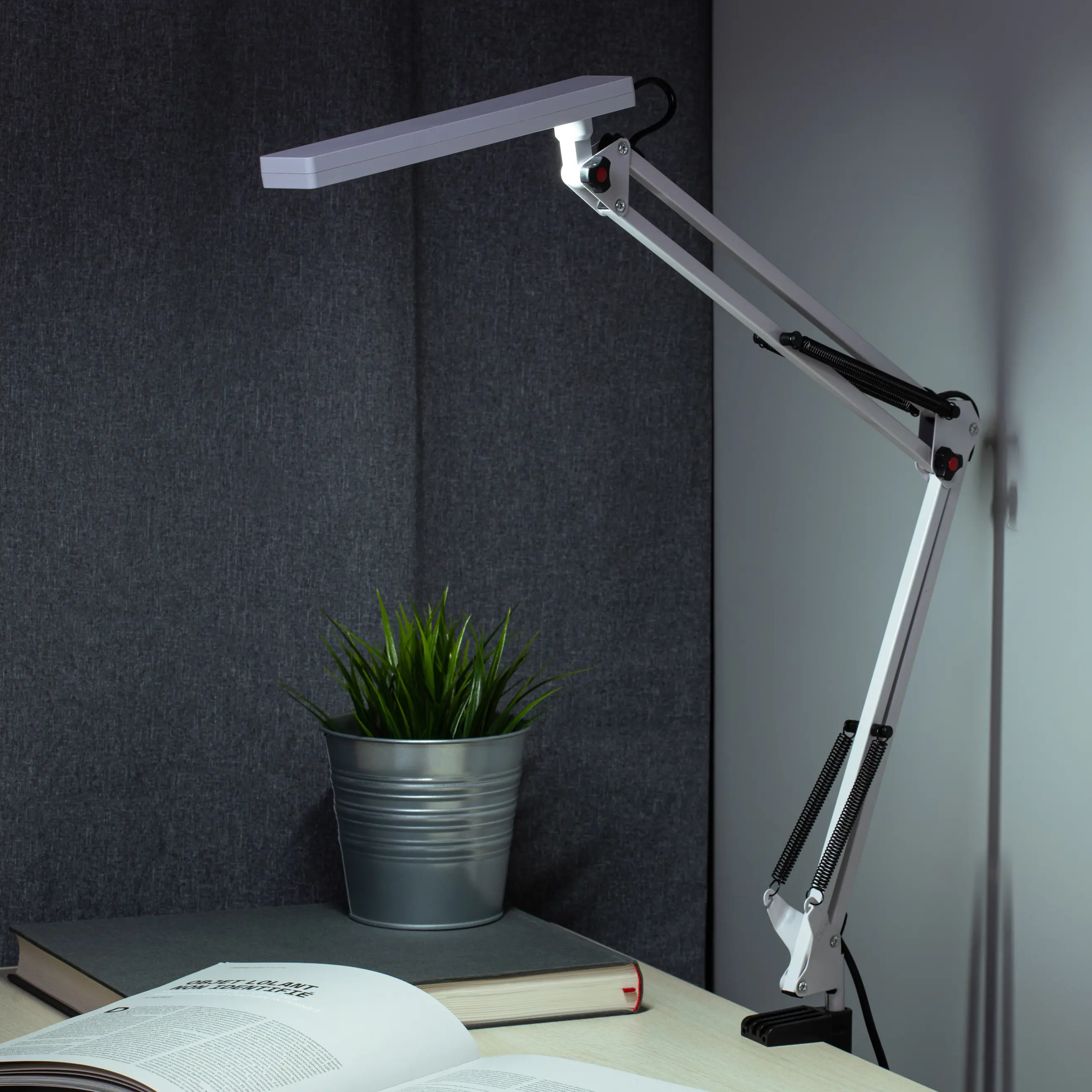 Рабочая лампа настольная светодиодная Эра NLED-507-8W-W бестеневая на струбцине цвет белый с регулировкой яркости