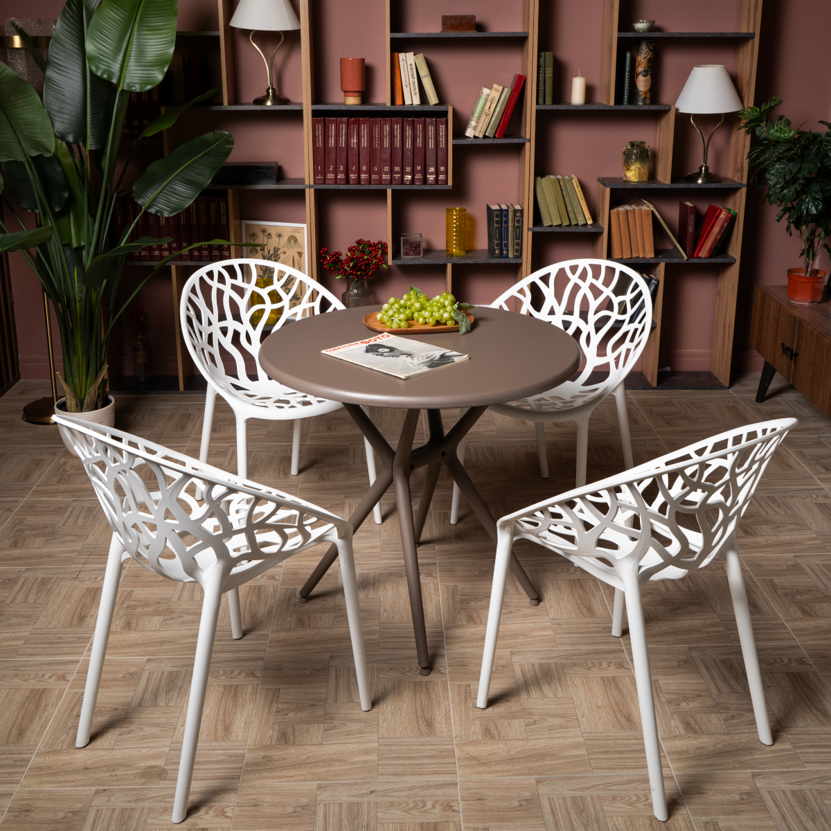 Изображение товара Комплект садовой мебели Royal Family TOM + ARIA пластик стол 4 стула капучино/белый