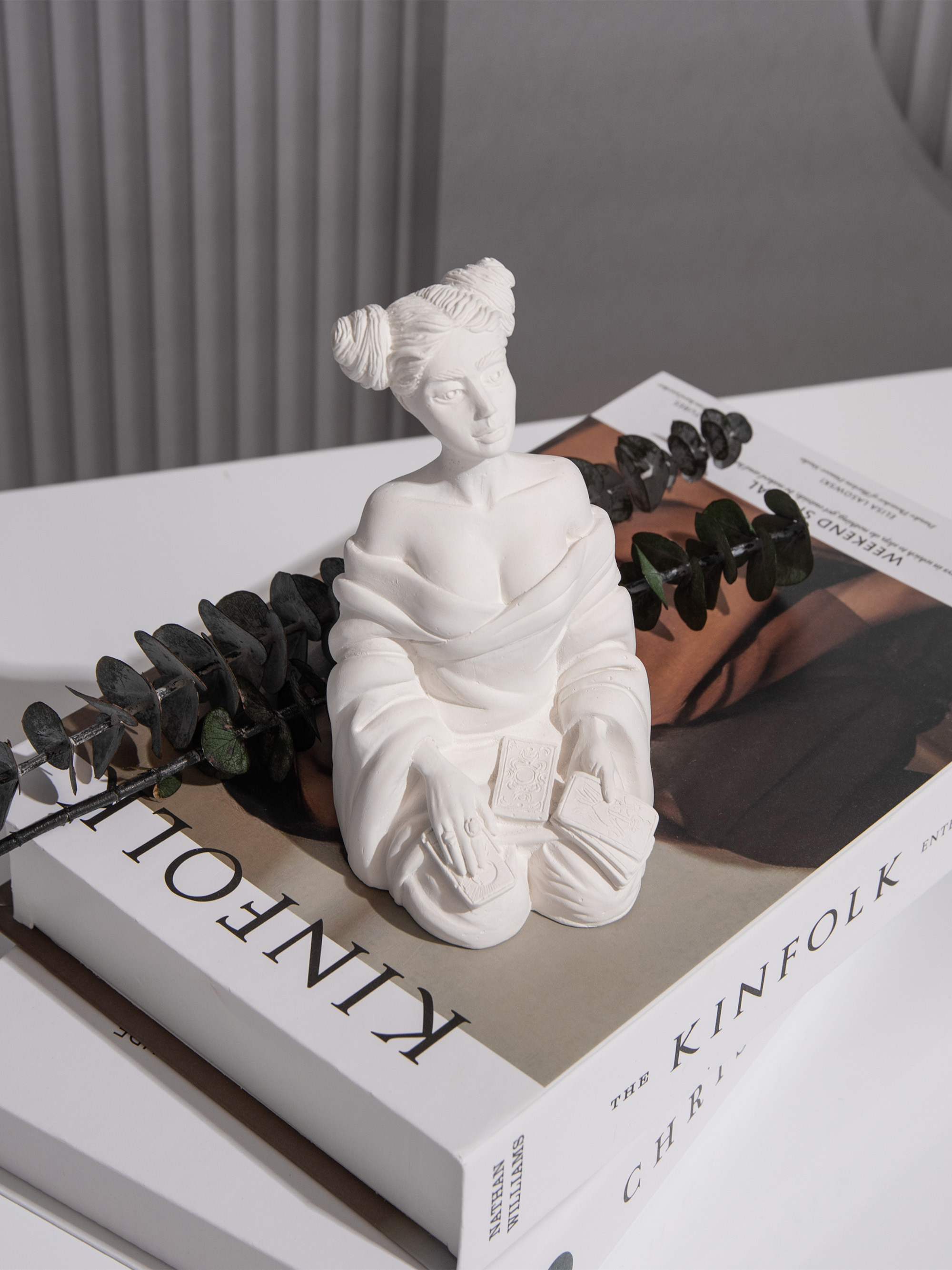 Изображение товара Девушка с картами Таро — декоративная фигура MAGIC MAKERS