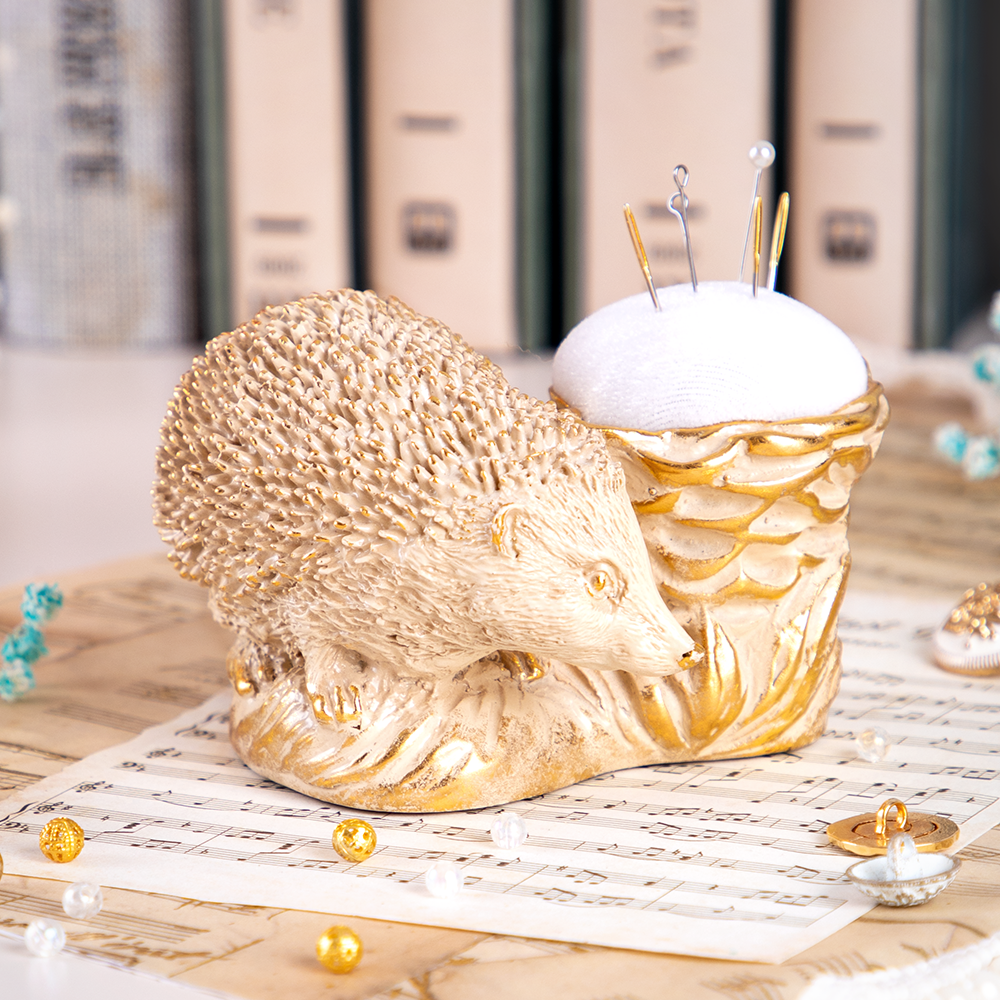 Изображение товара Сувенирная игольница для рукоделия и шитья Bogacho Ежик Барб из литьевого мрамора кремового цвета