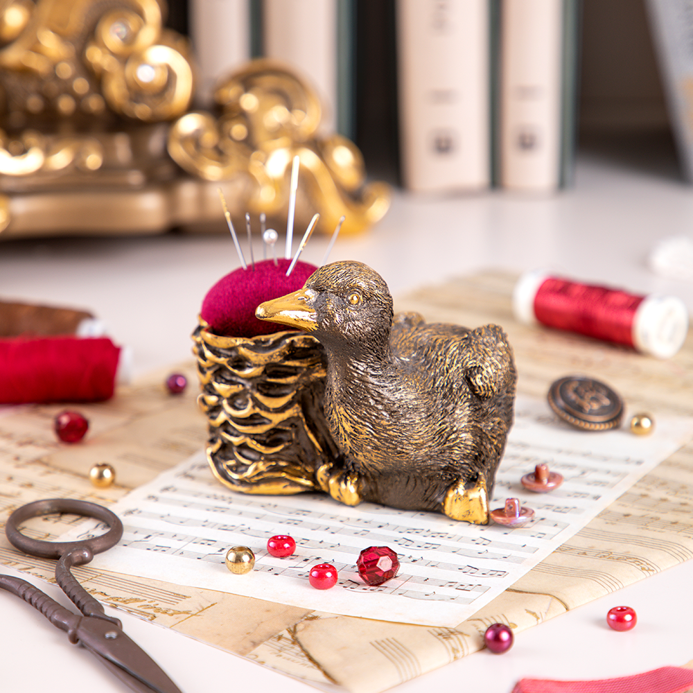 Изображение товара Сувенирная игольница для рукоделия и шитья Bogacho Уточка Ханни из литьевого мрамора бронзового цвета