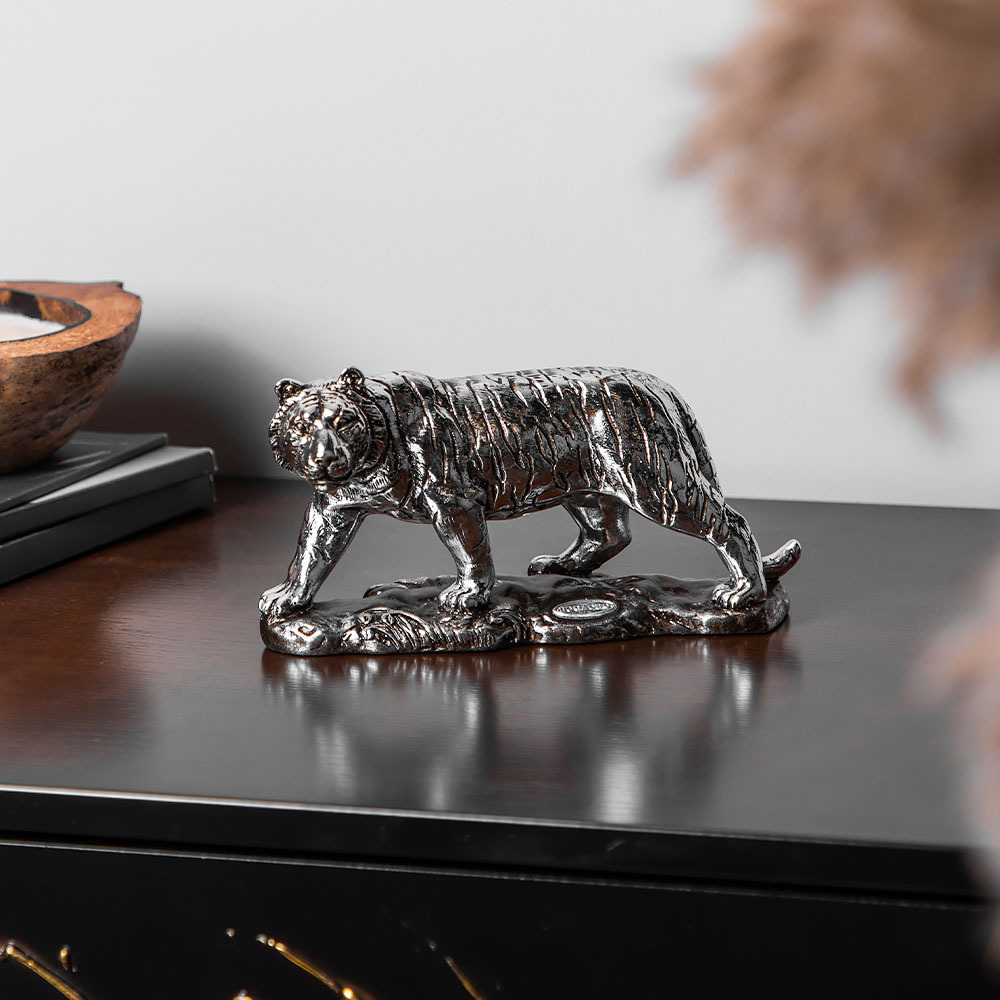 Изображение товара BOGACHO Крадущийся тигр серебристый — мраморная декоративная статуэтка 10.5 см