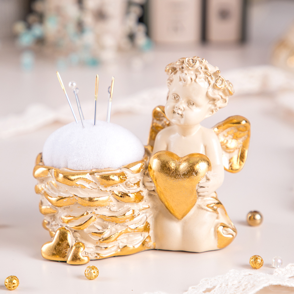 Изображение товара Сувенирная игольница для рукоделия и шитья Bogacho Ангел Ин Лав из литьевого мрамора кремового цвета