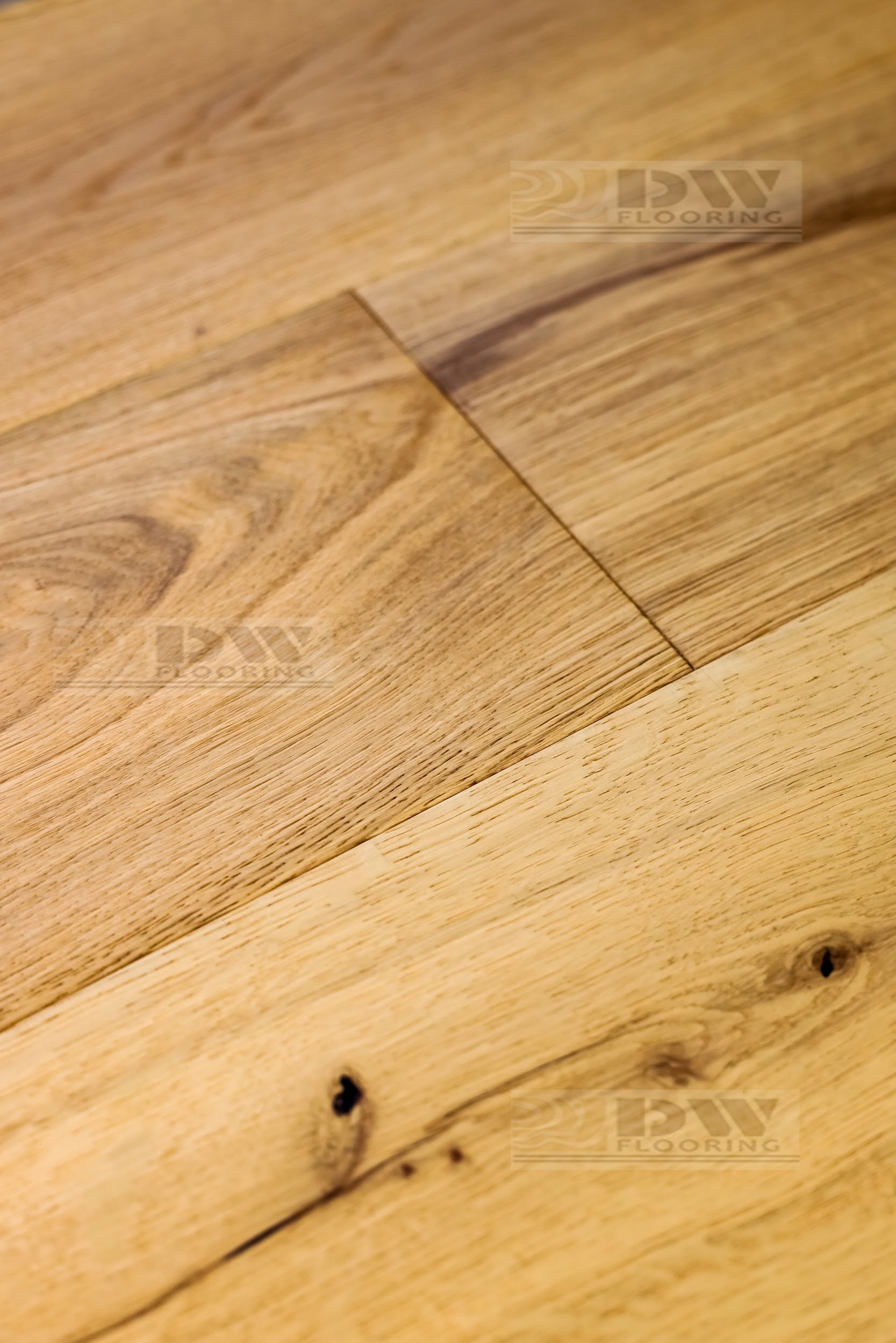 Изображение товара Паркетная доска дуб DW Flooring DW-070HCR 23 класс 14 мм с фаской, влагостойкая, монтаж на клей