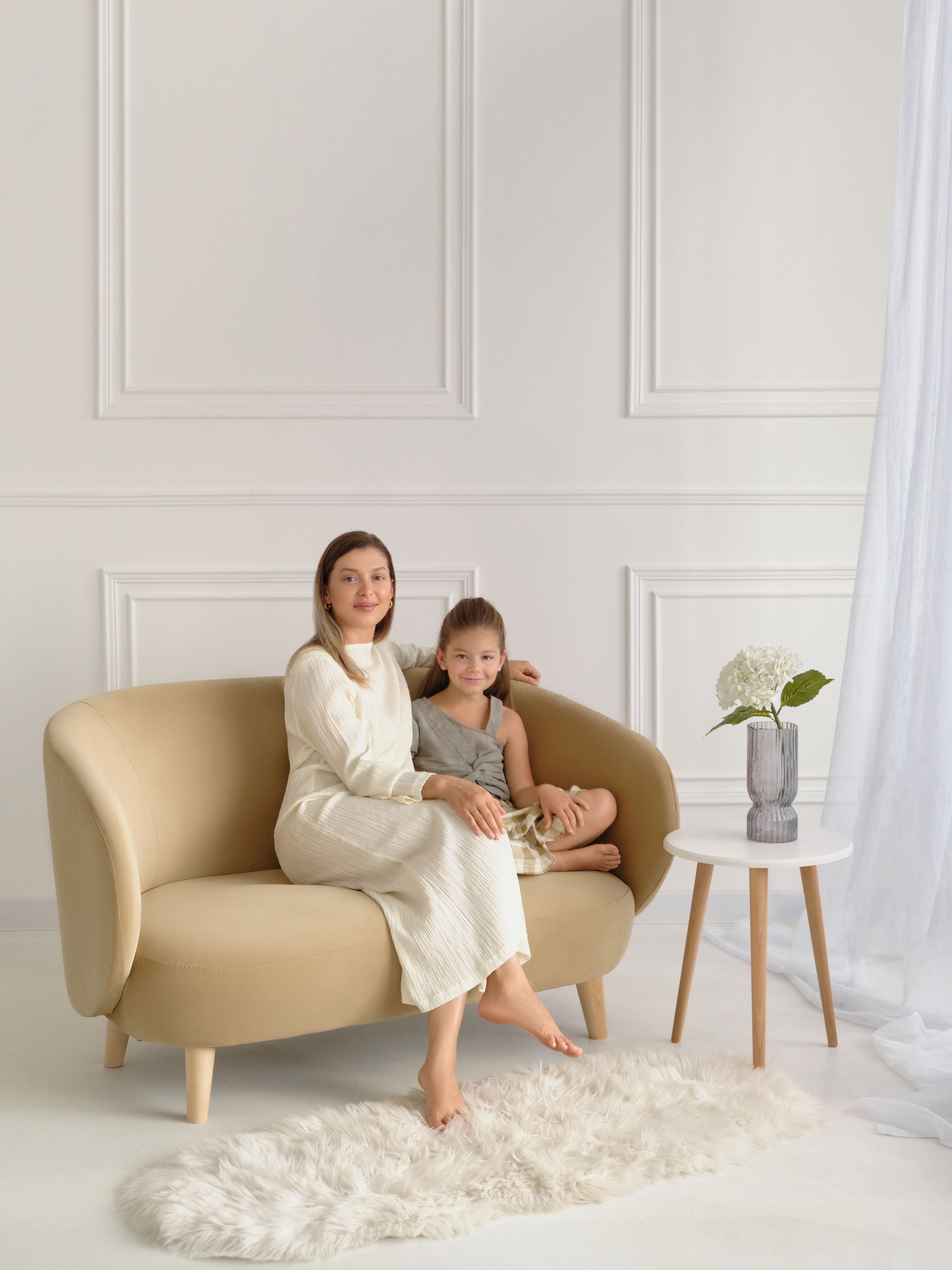 Изображение товара Диван прямой из велюра бежевый крепкий и комфортный мебельный аксессуар