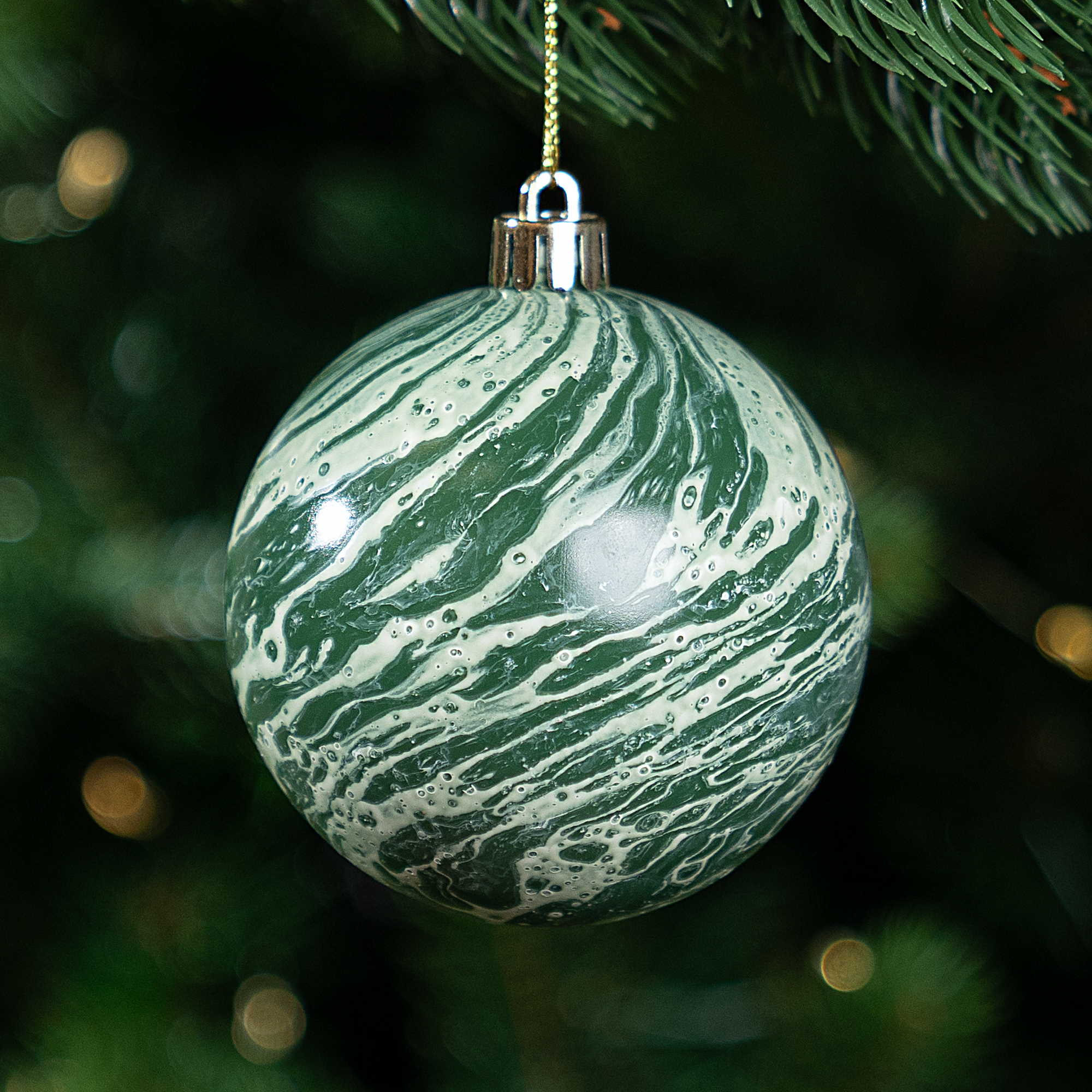 Изображение товара Шар елочный KREAFORTA под мрамор ø8 см зеленый стильное украшение для Нового года