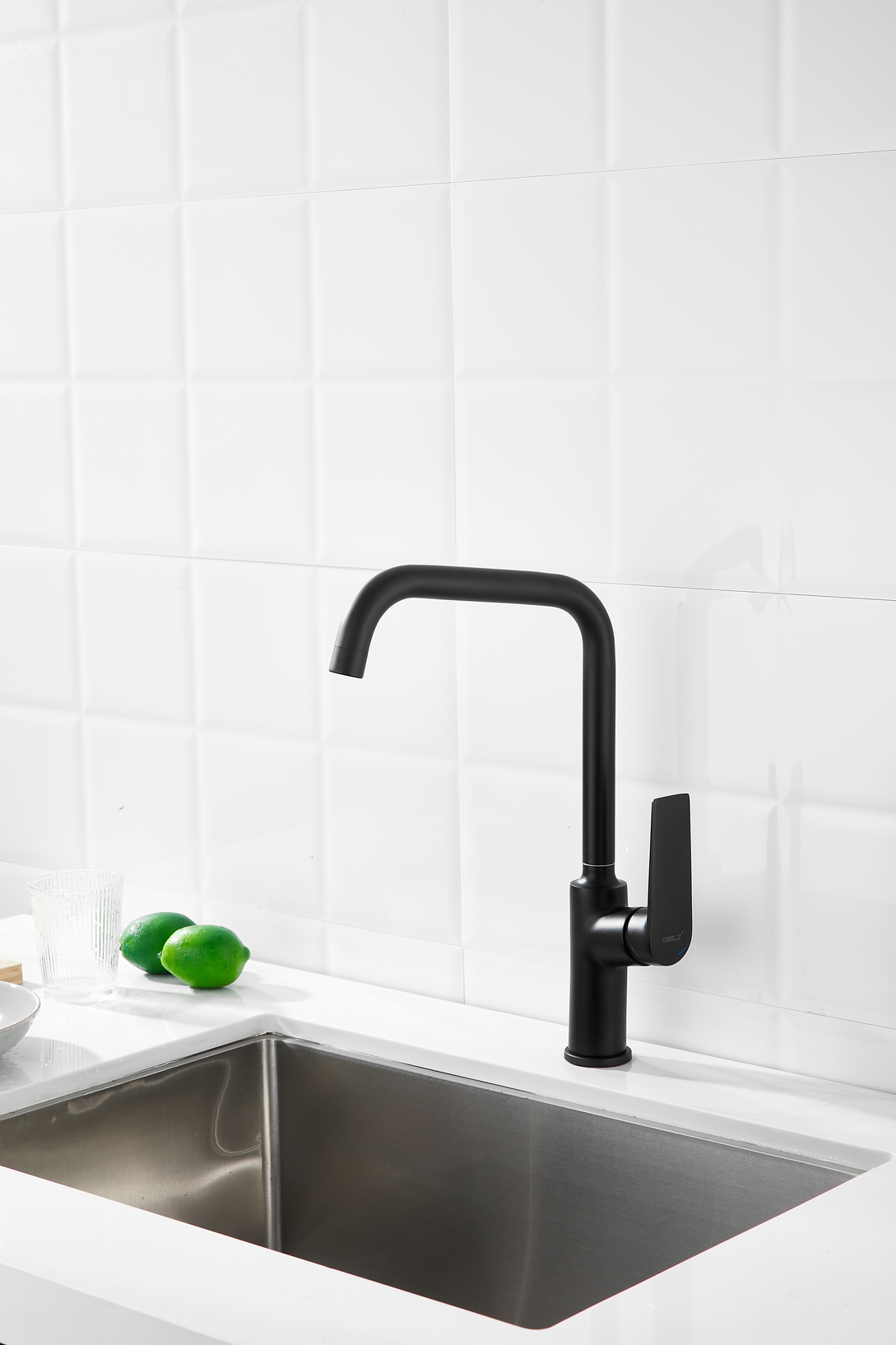 Изображение товара Смеситель для кухни Belz B70533-7 поворотный излив 30.1 см цвет черный
