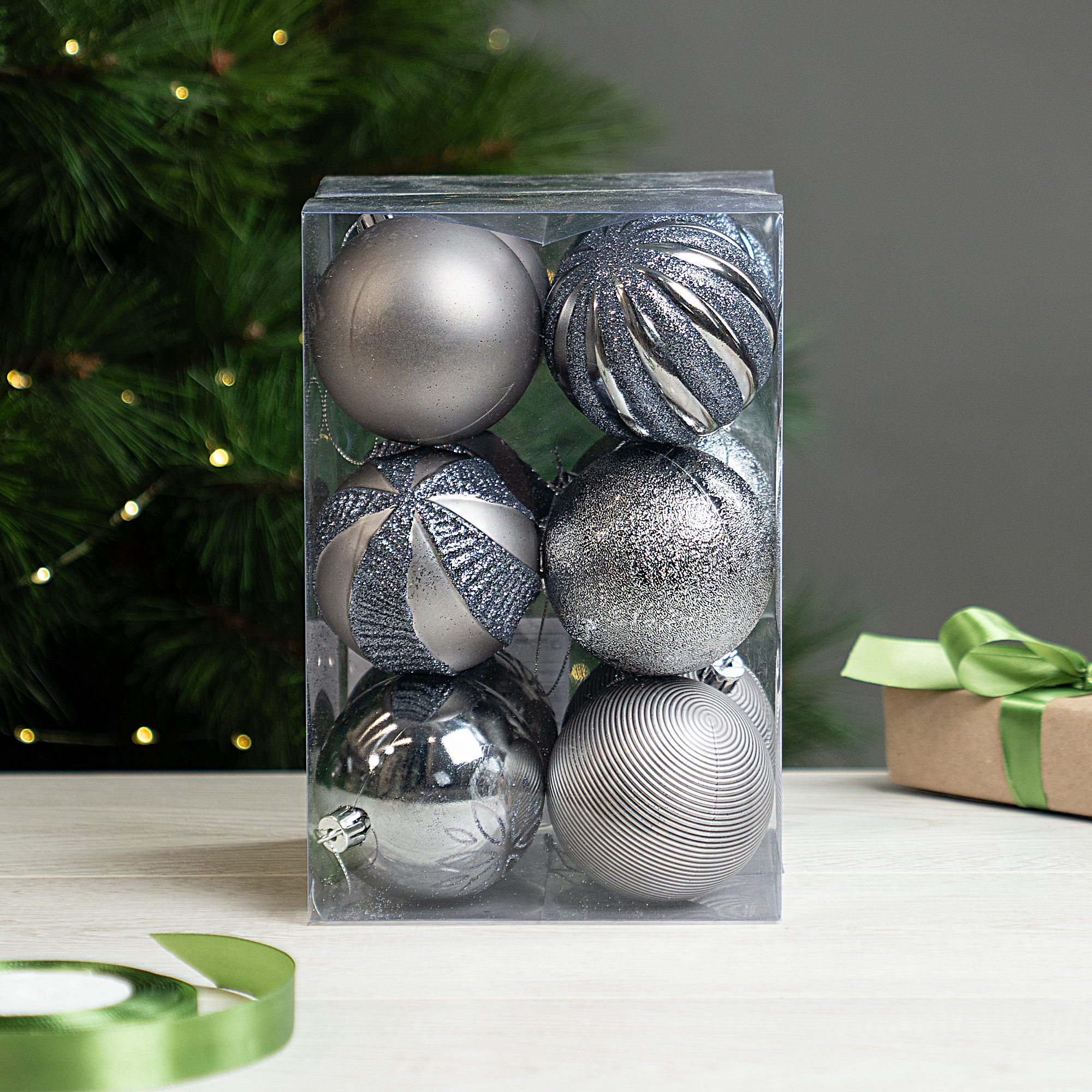 Изображение товара Набор елочных шаров KREAFORTA ø8 см серый 12 шт с блестками