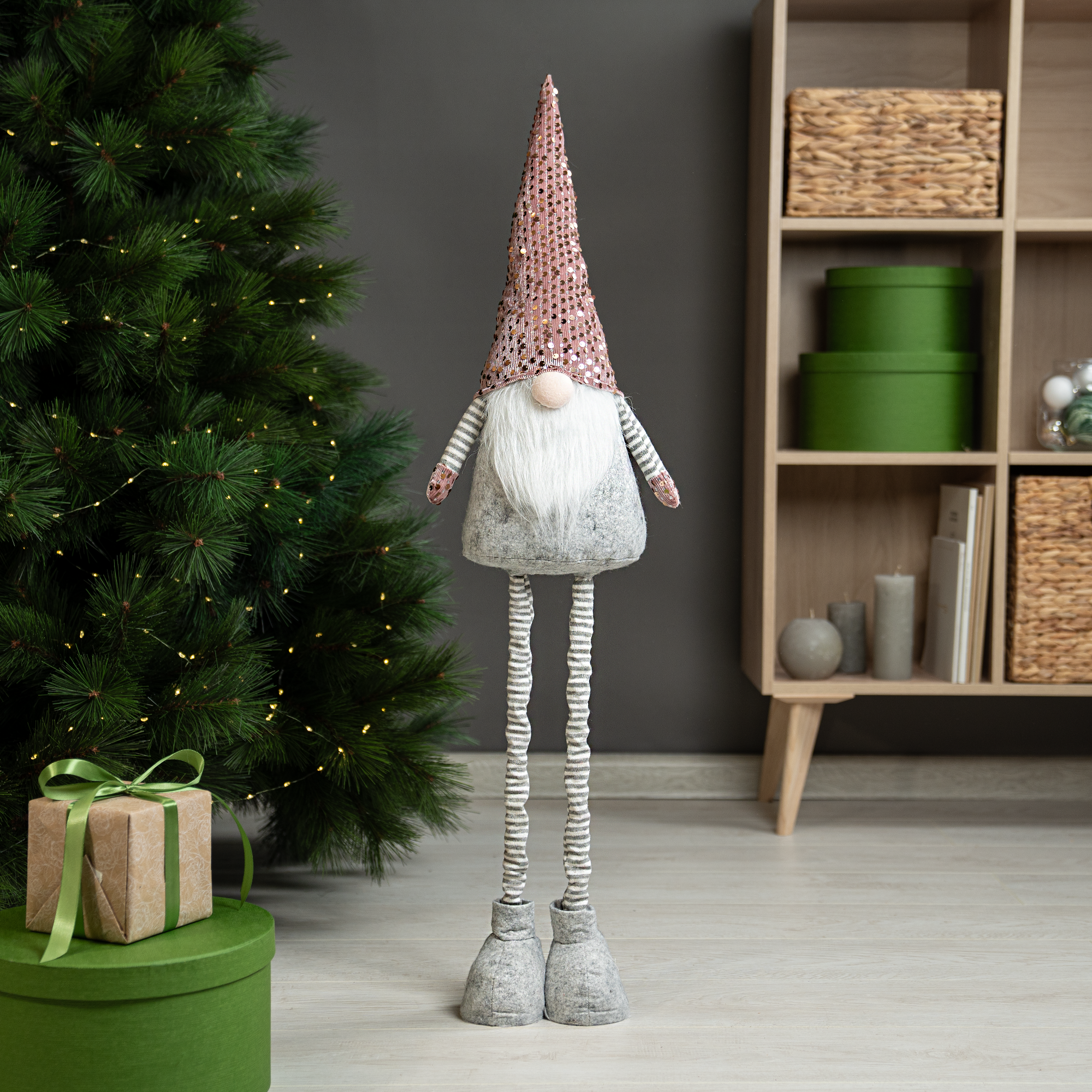 Изображение товара Фигура декоративная KREAFORTA Гном 70 см розовый для новогоднего декора