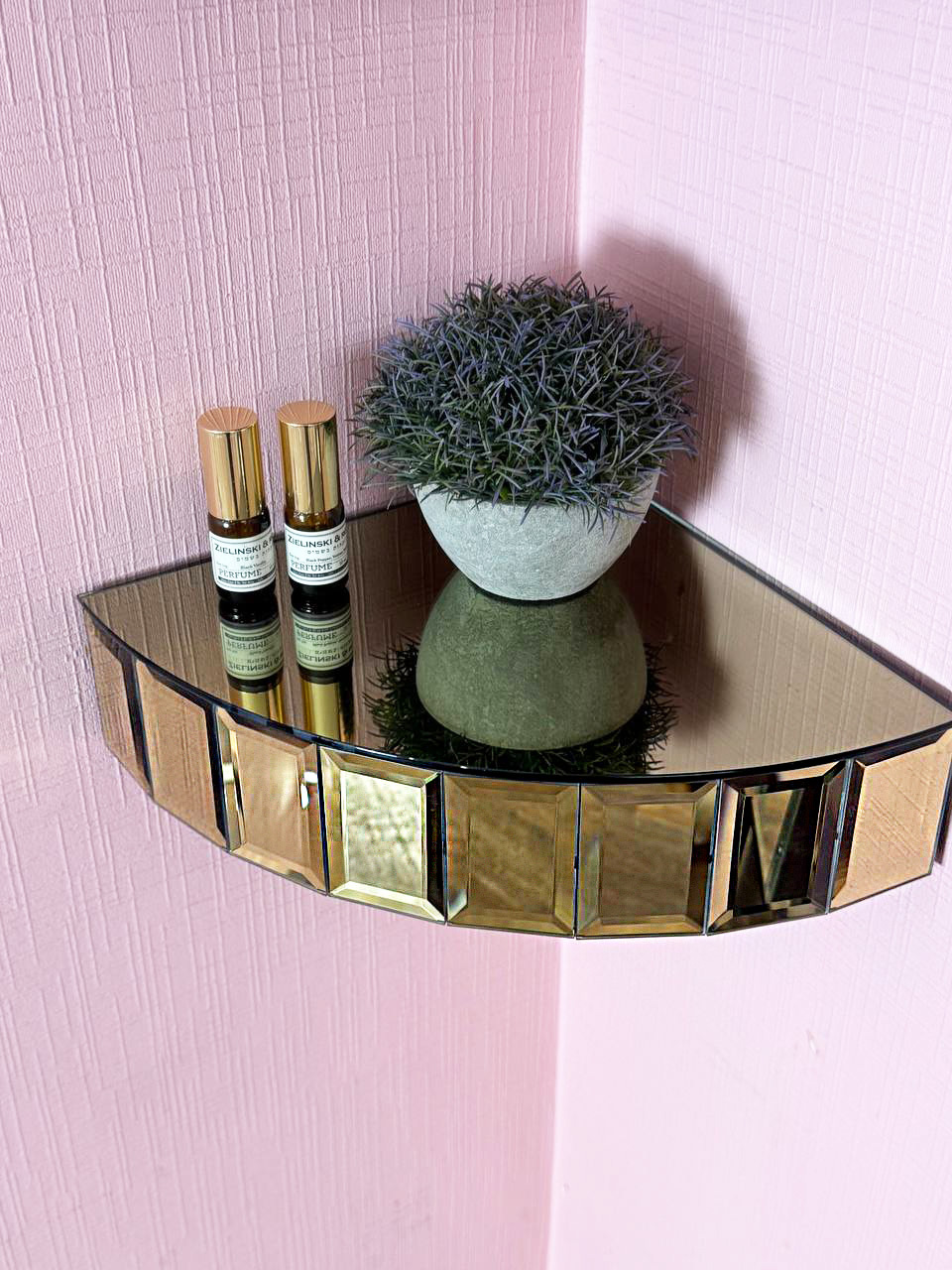 Изображение товара Полка настенная золотая 25x25 см из стекла от МИР СТЕКЛА И ЗЕРКАЛ