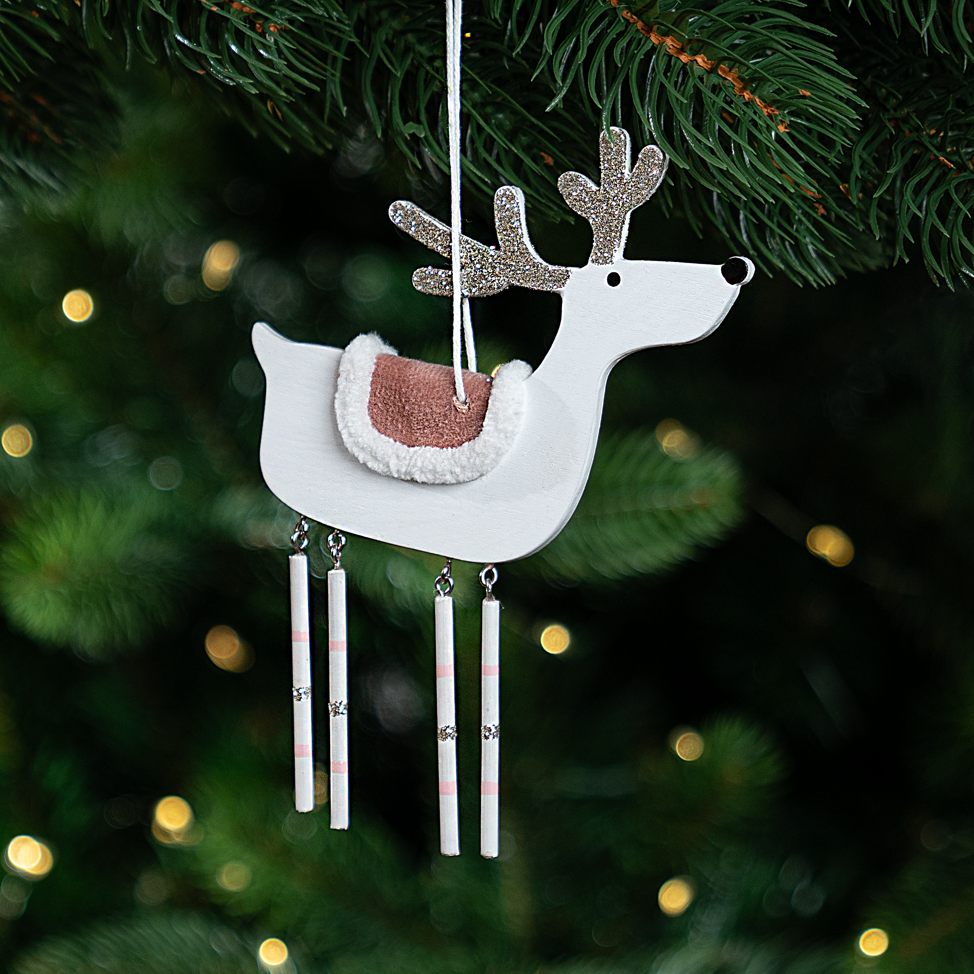Изображение товара Декоративное подвесное украшение олень 15 см белый KREAFORTA елочная игрушка