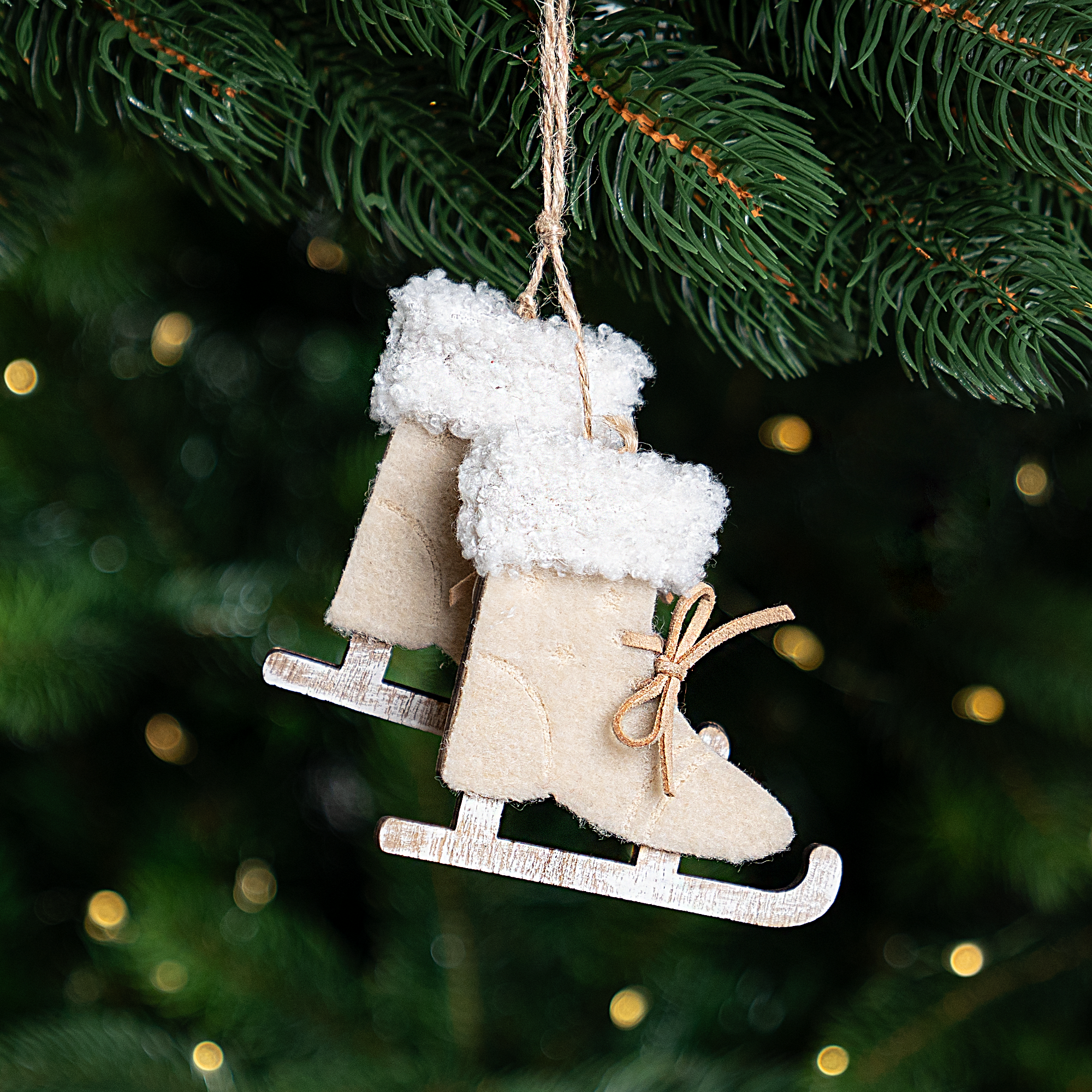 Изображение товара Декоративное подвесное украшение Коньки 9 см бежевый изготовлено из дерева