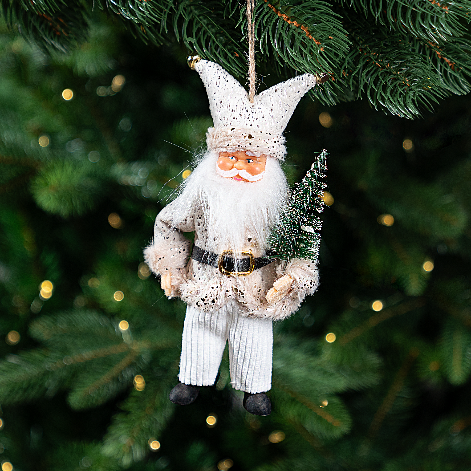 Изображение товара Декоративное подвесное украшение Санта 18 см белое KREAFORTA