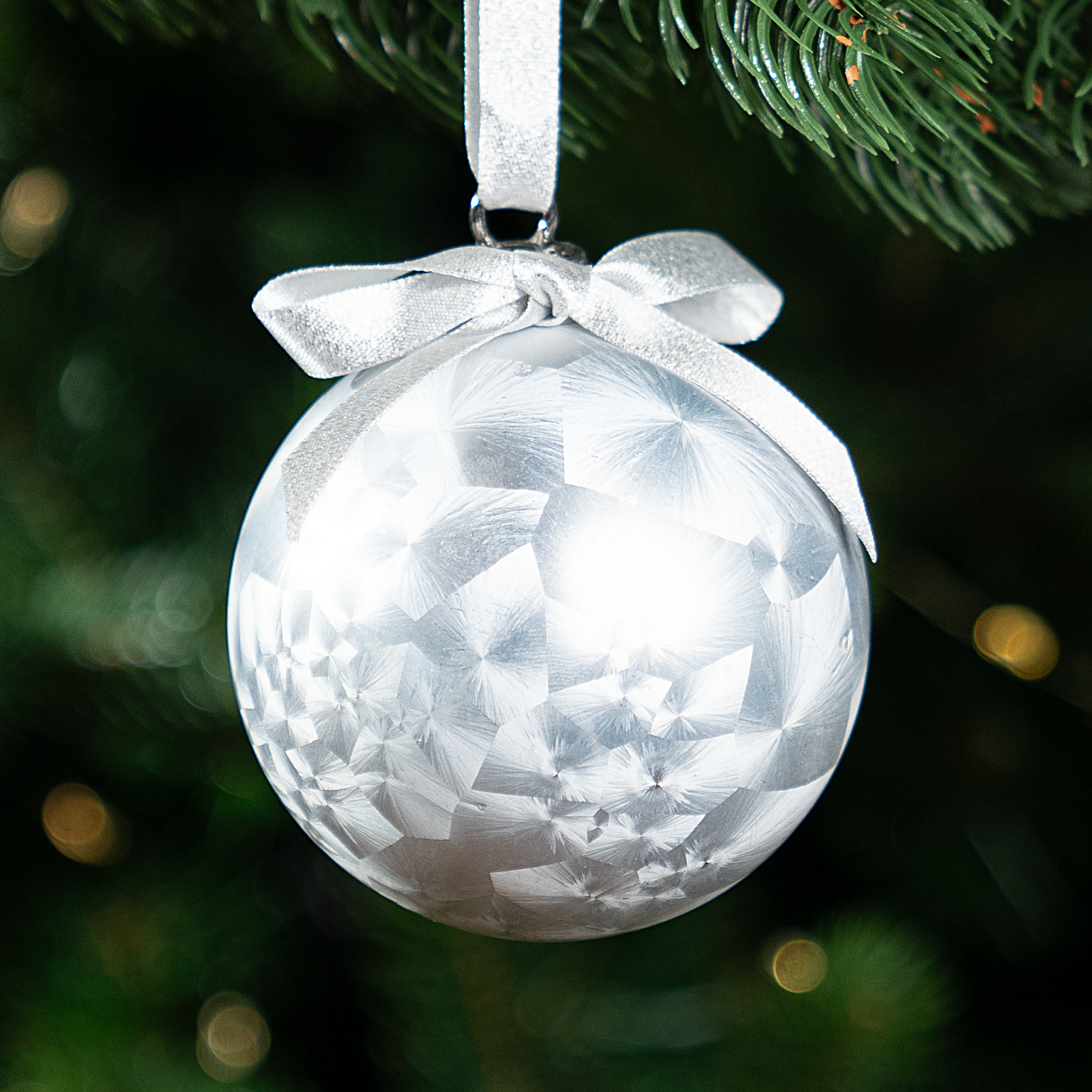 Изображение товара Шар елочный KREAFORTA морозный рисунок ø8 см белый для новогоднего украшения