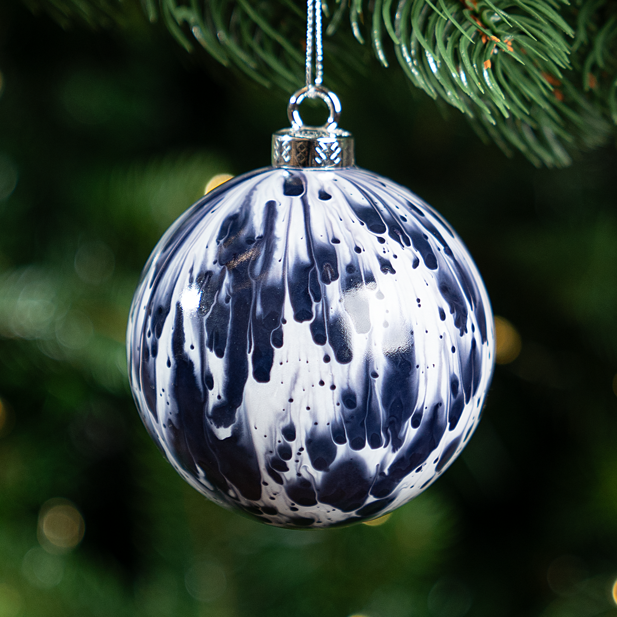 Изображение товара Синий елочный шар KREAFORTA под мрамор ø8 см праздничный декор
