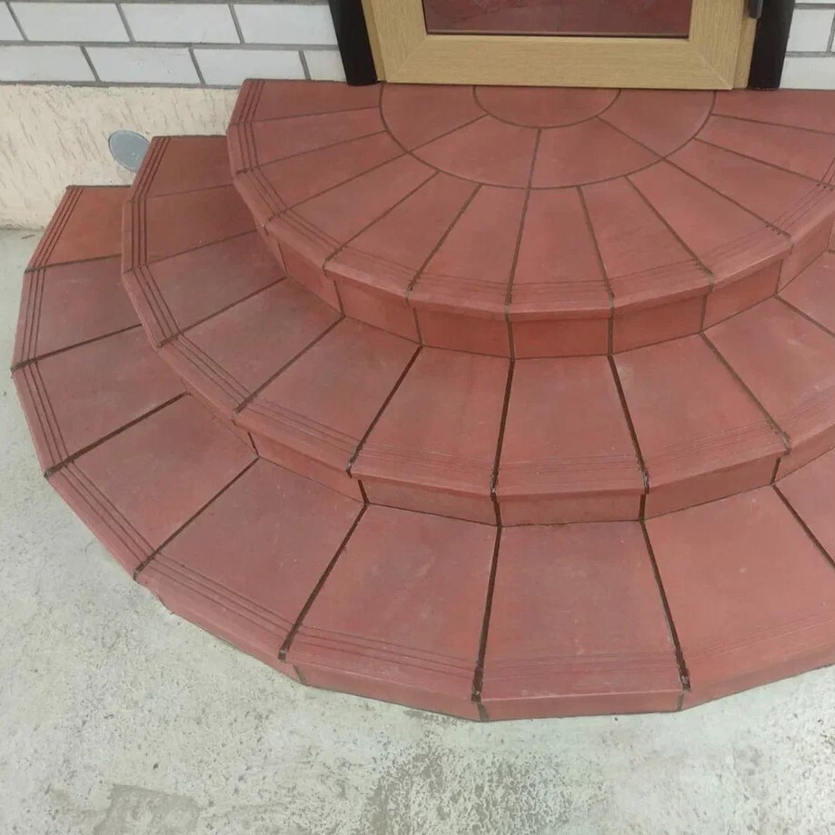 Изображение товара Угловая ступень для лестниц из полимерпесчаного композита WEECO Берлин 34.5×34.5 красная