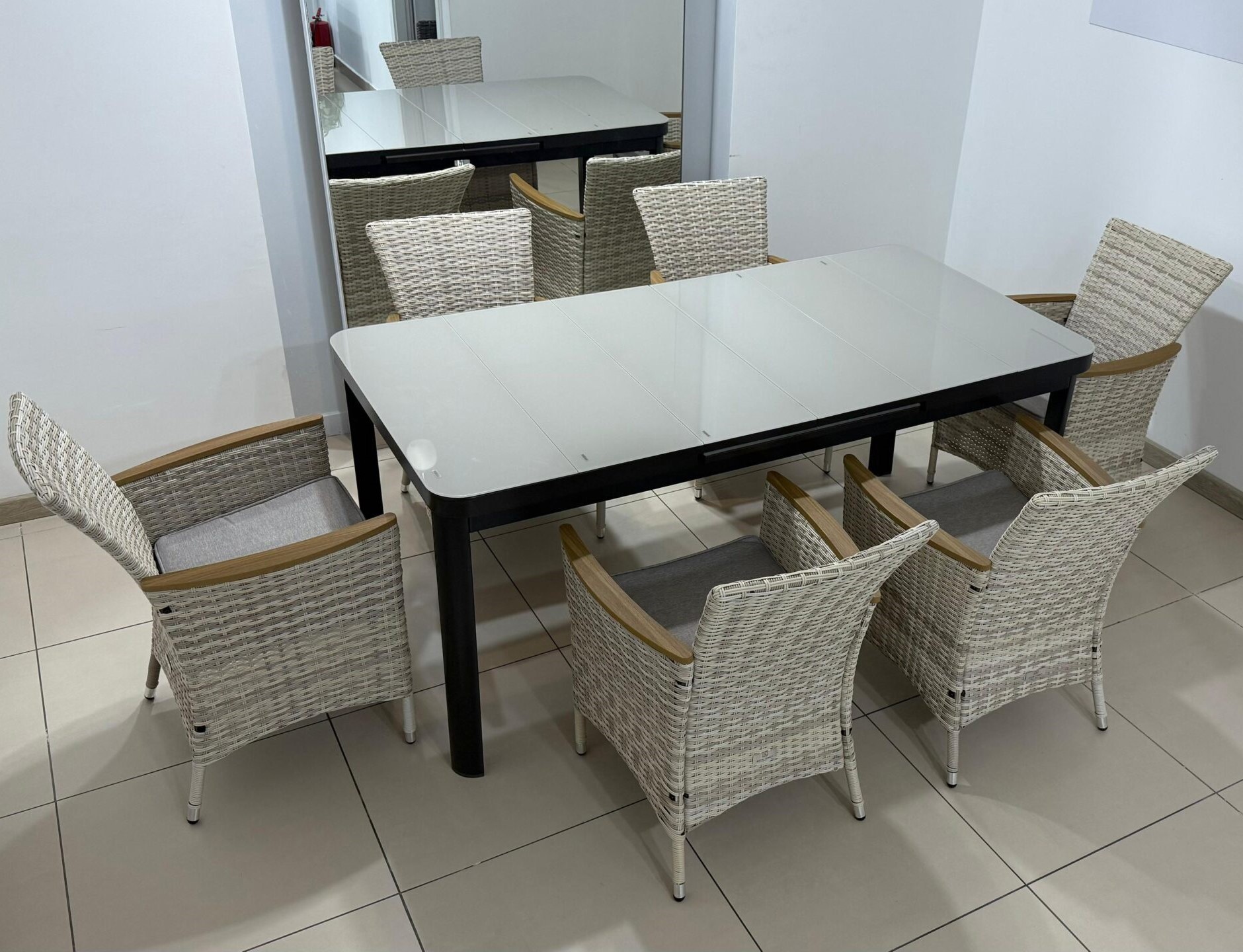 Изображение товара Набор садовой мебели Royal Family Ludwig Amelia 6 кресел и стол с подушками