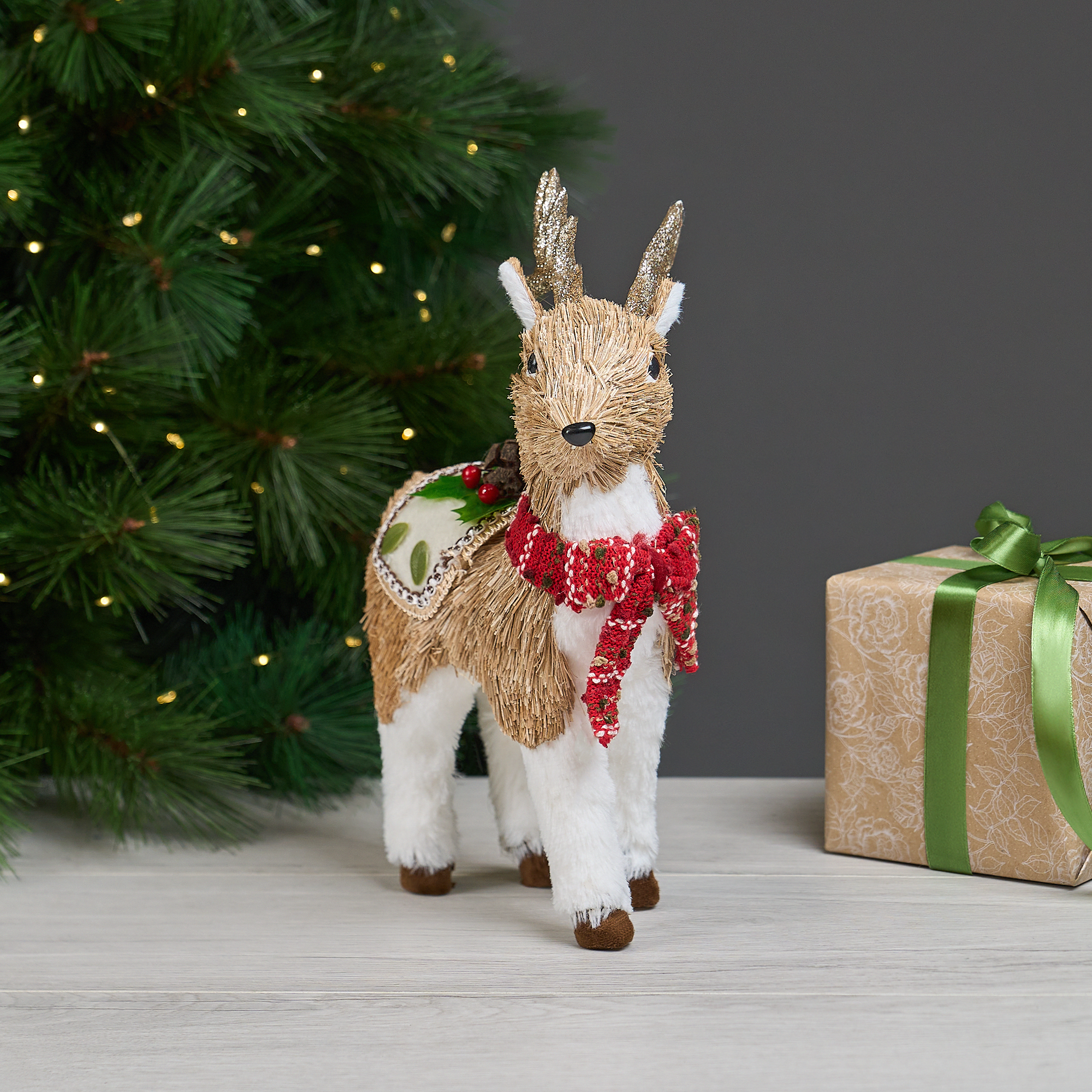 Изображение товара Декоративная фигура олень 30 см белый для новогоднего интерьера и декора