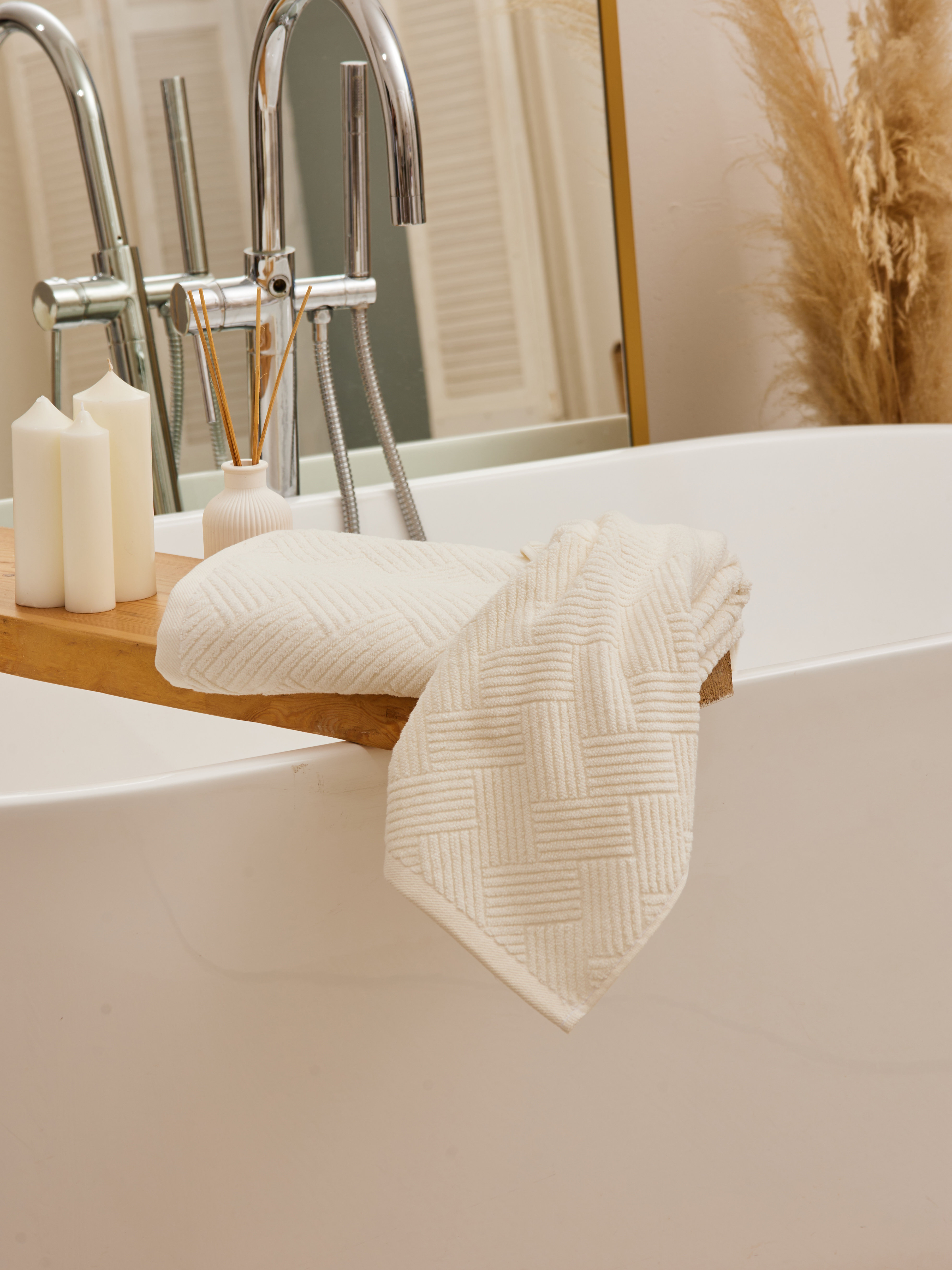 Изображение товара Полотенце TAC VENTURA 70x140 см белое для ванной стильное и впитывающее