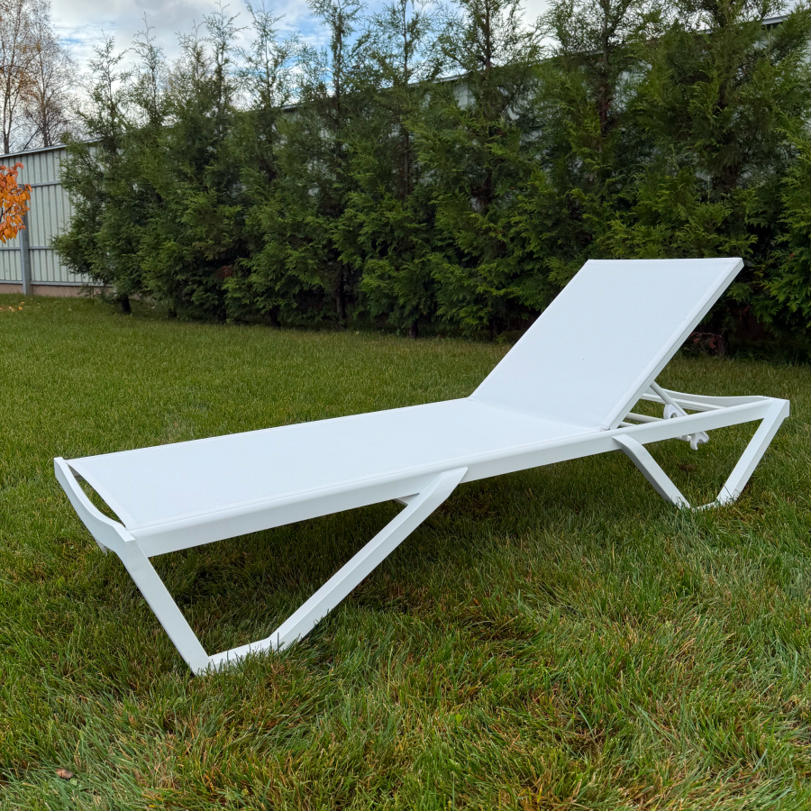Изображение товара Стильный шезлонг без подушки Royal Family ENZO в белом цвете для отдыха на улице