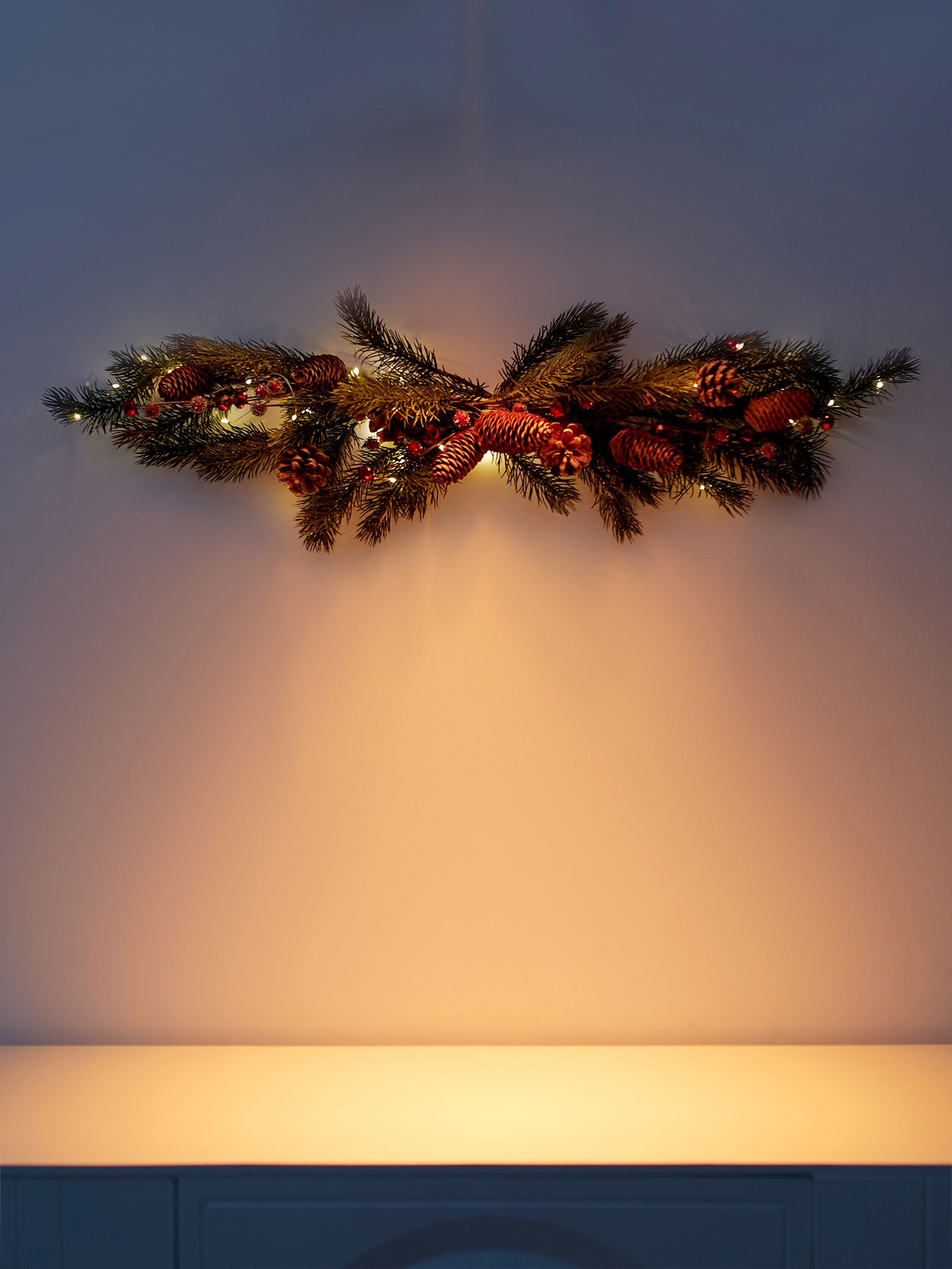 Изображение товара Декор настенный Luazon Lighting 10875979 Еловая ветвь с шишками 70x27 см теплый белый