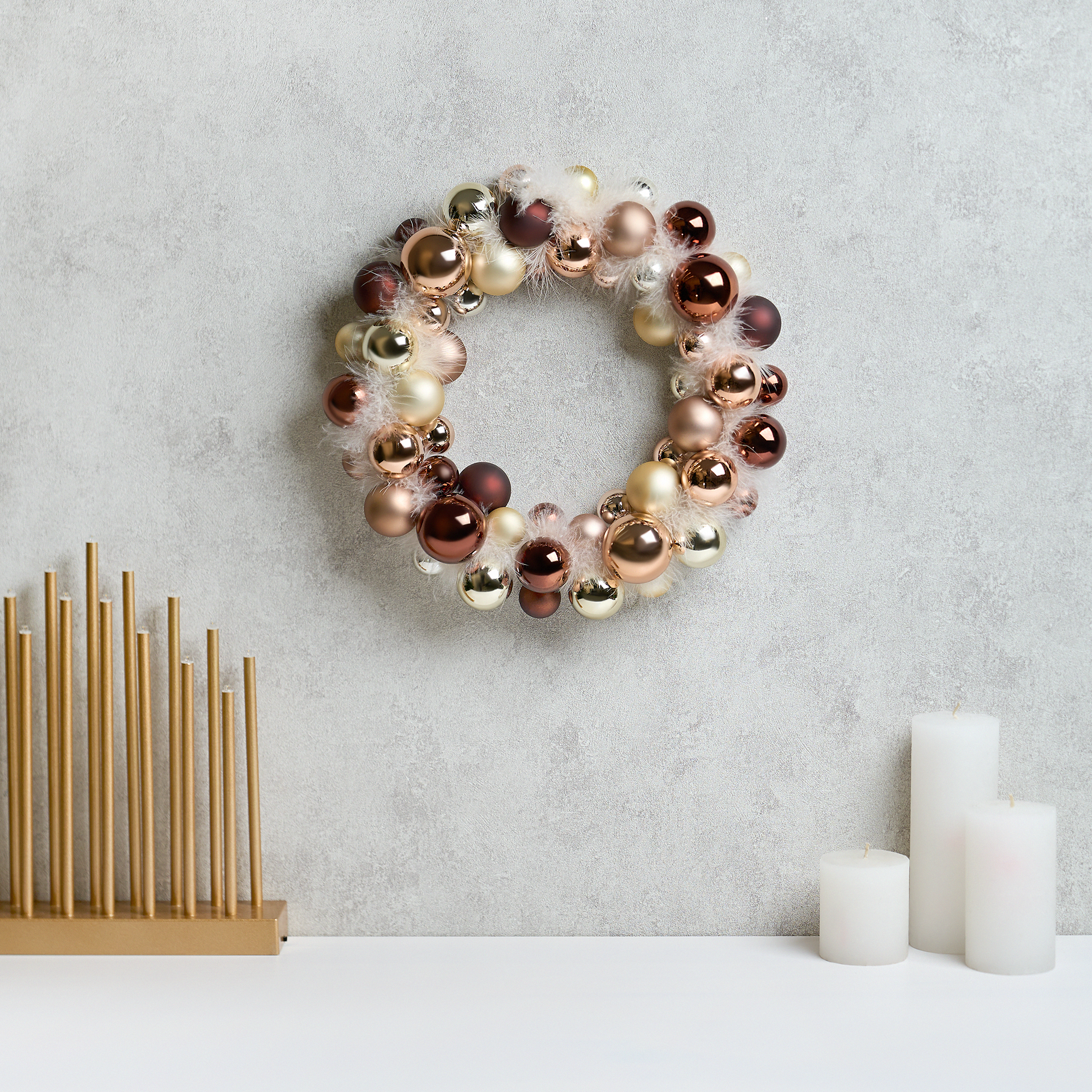 Изображение товара Декоративный рождественский венок ø30.5 см с шарами розовый для интерьера