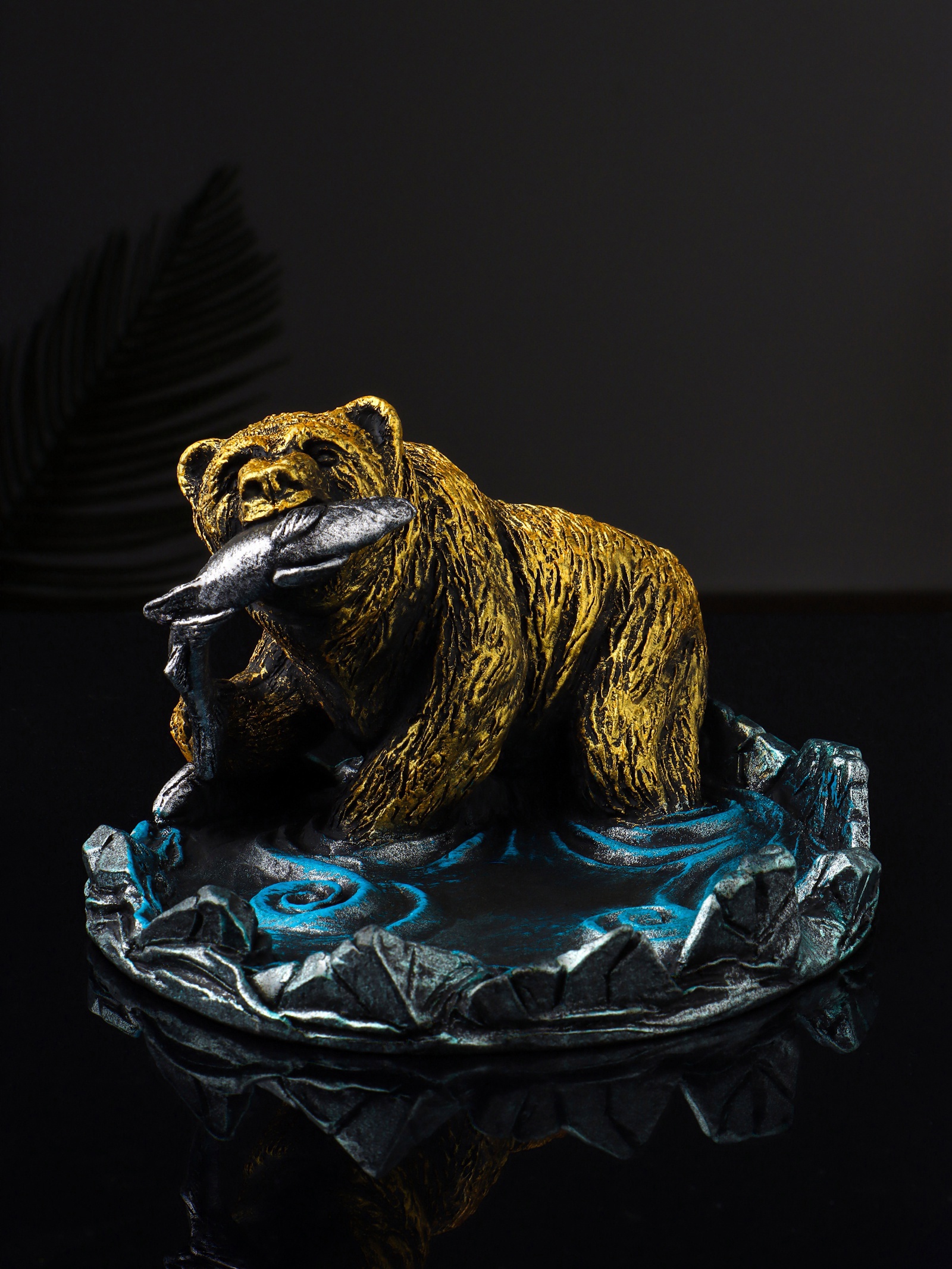 Изображение товара Декоративная подставка Медведь с лососем — стильный сувенир